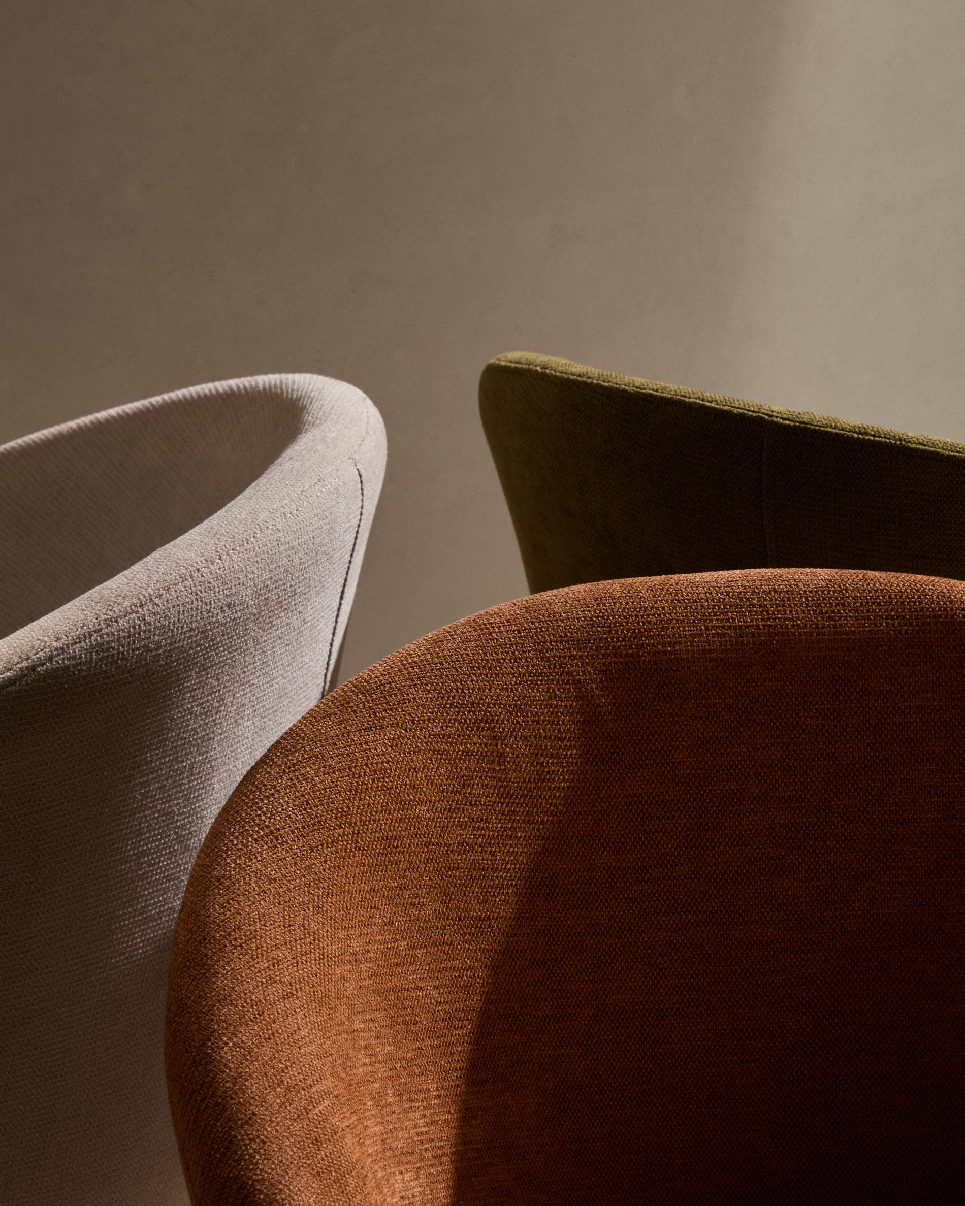 Marvin brown chenille swivel chair with solid beech wood legs with a walnut finish FSC 100% - Lifestyle