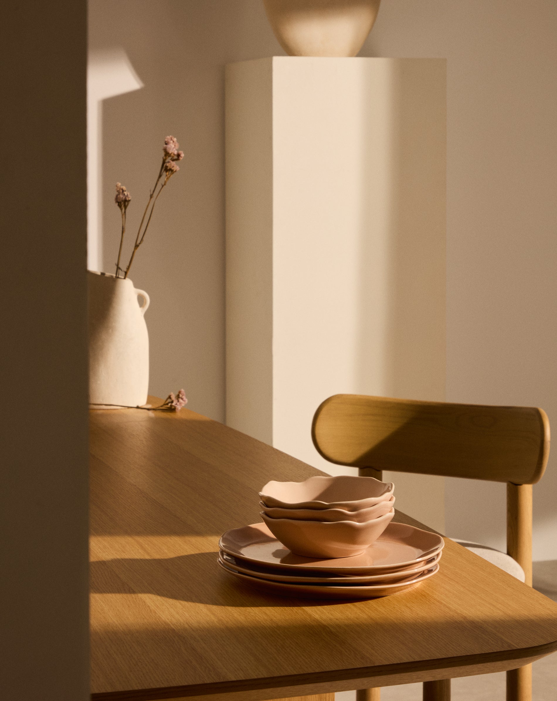 Pink ceramic Tiraya bowl - Lifestyle