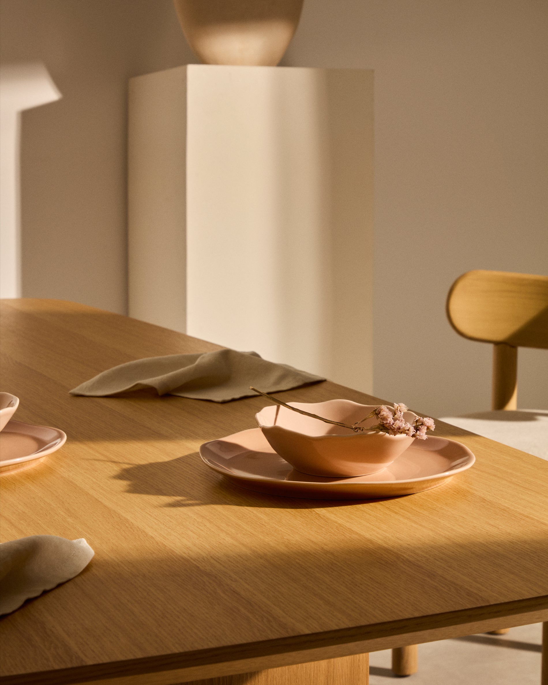 Pink ceramic Tiraya bowl - Lifestyle