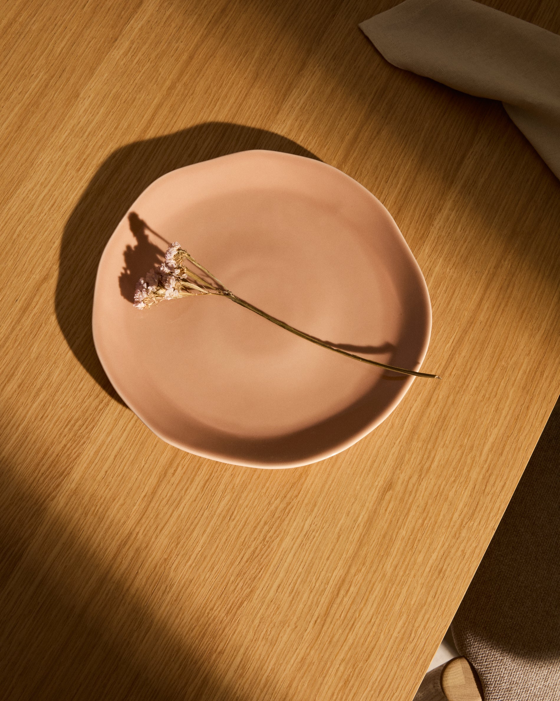 Pink ceramic Tiraya flat plate - Lifestyle