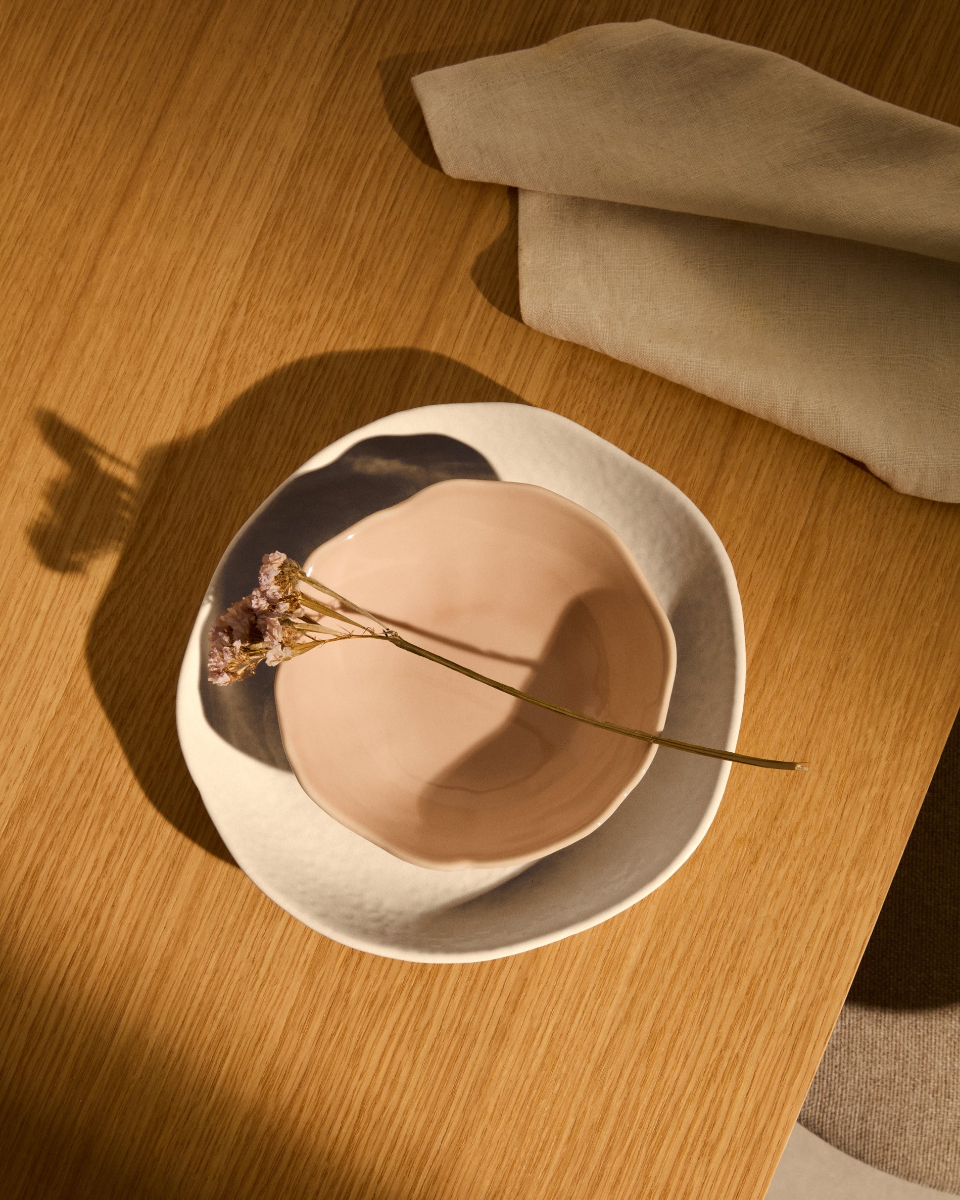 White ceramic Tiraya dessert plate - Lifestyle