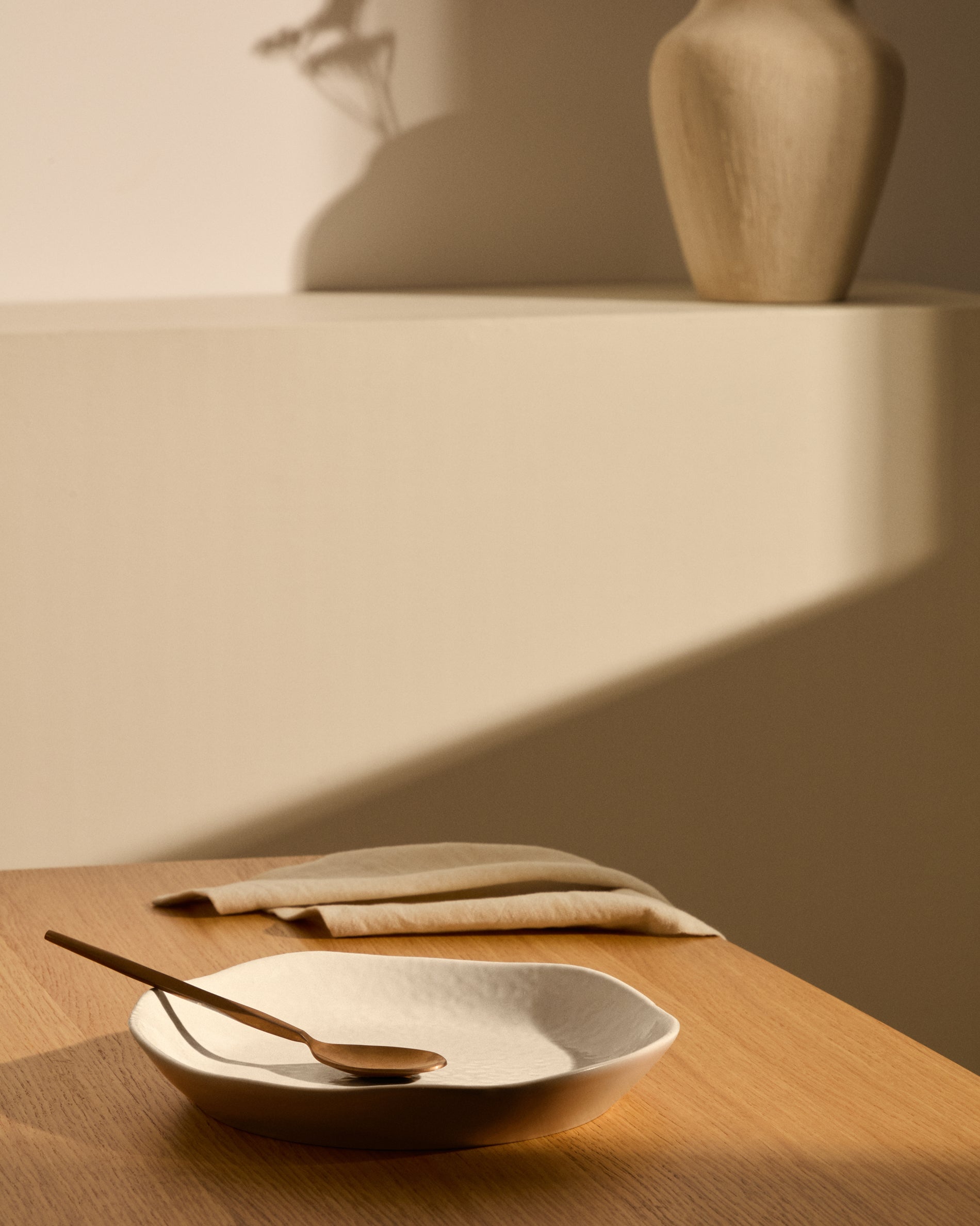 White ceramic Tiraya dessert plate - Lifestyle