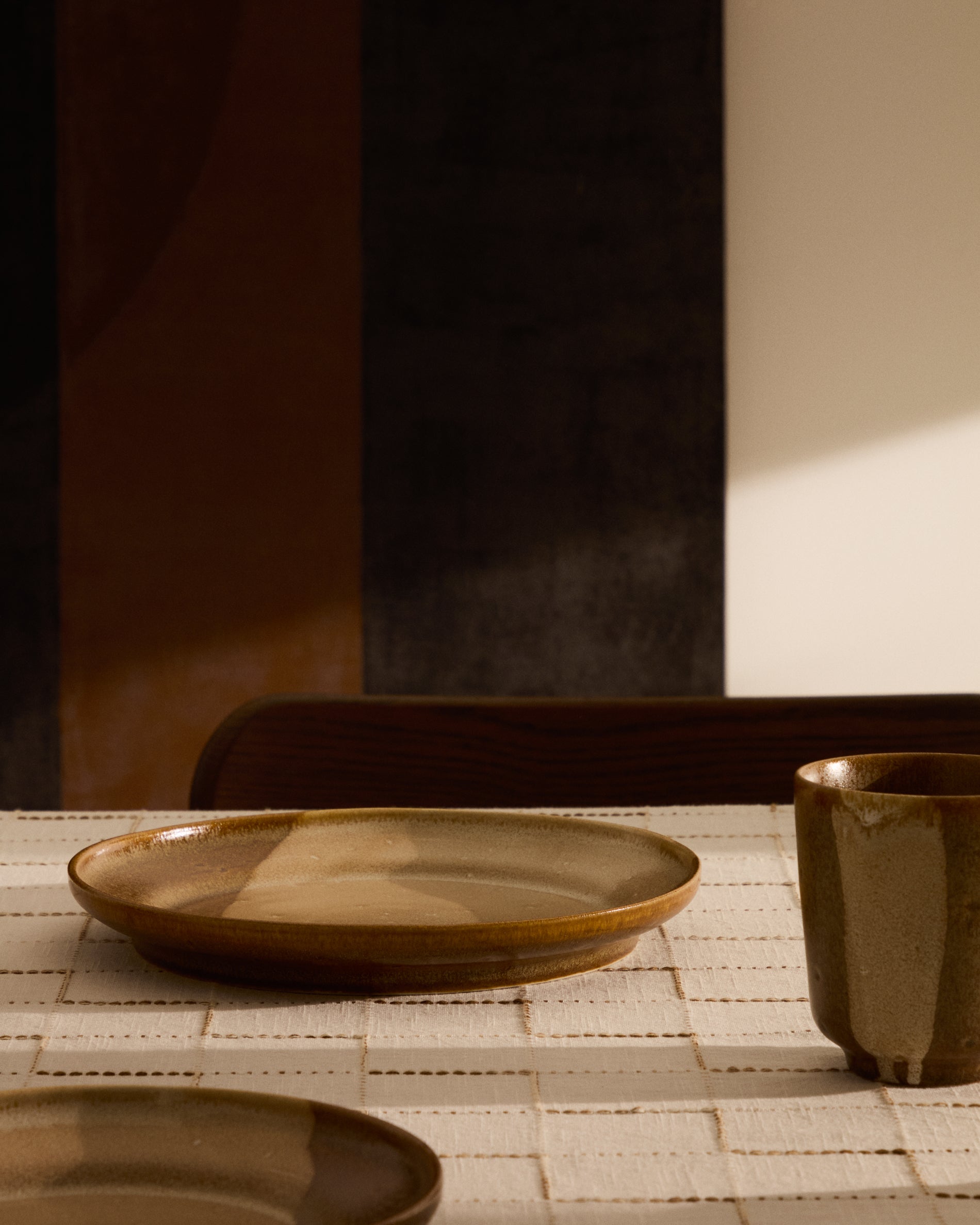 Brown ceramic Nagoli flat plate - Lifestyle