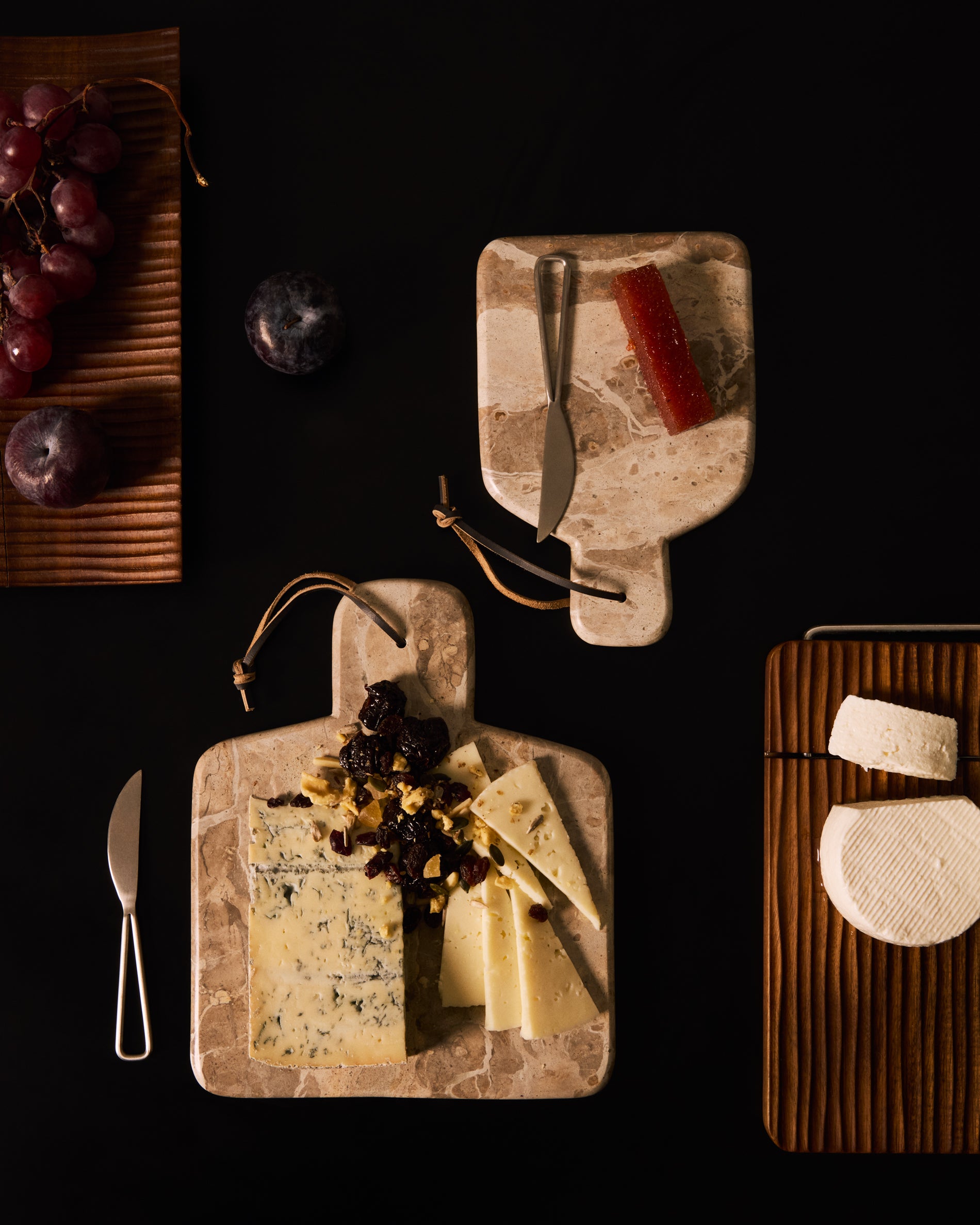 Suka large cutting board and beige marble knife set - Lifestyle