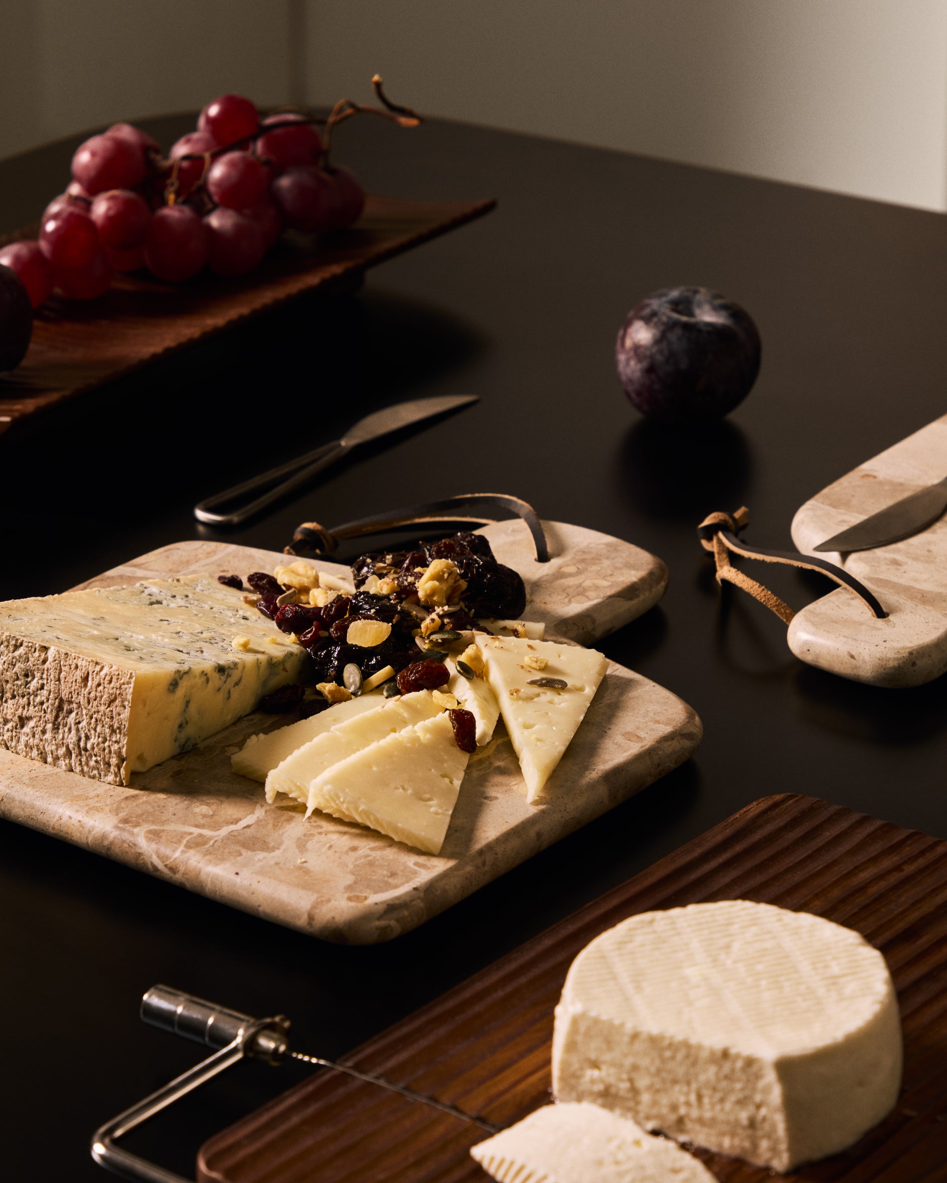 Suka large cutting board and beige marble knife set - Lifestyle