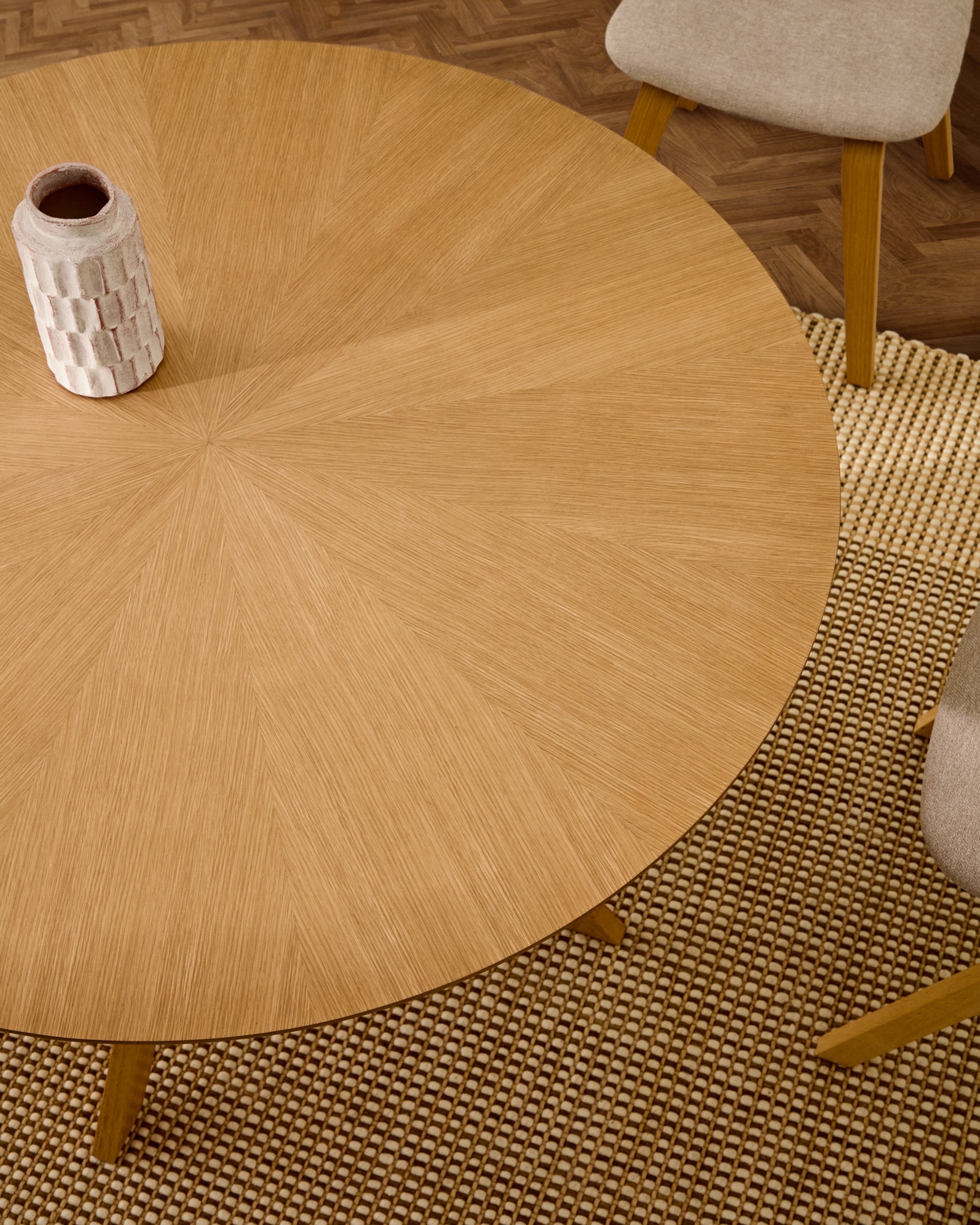 Naanim round table in oak veneer, Ø 120 cm - Lifestyle