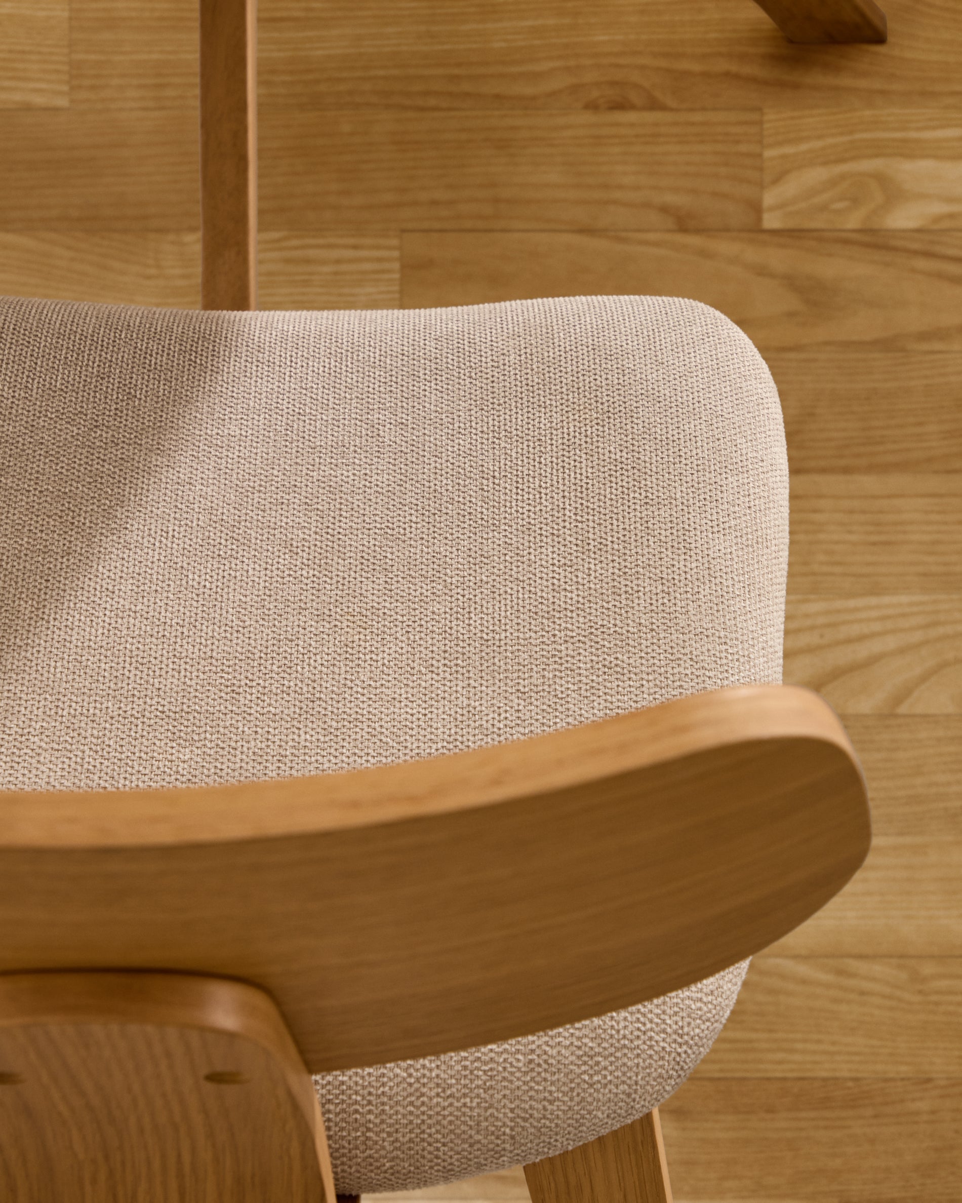 Gena chair in oak veneer and beige chenille - Lifestyle