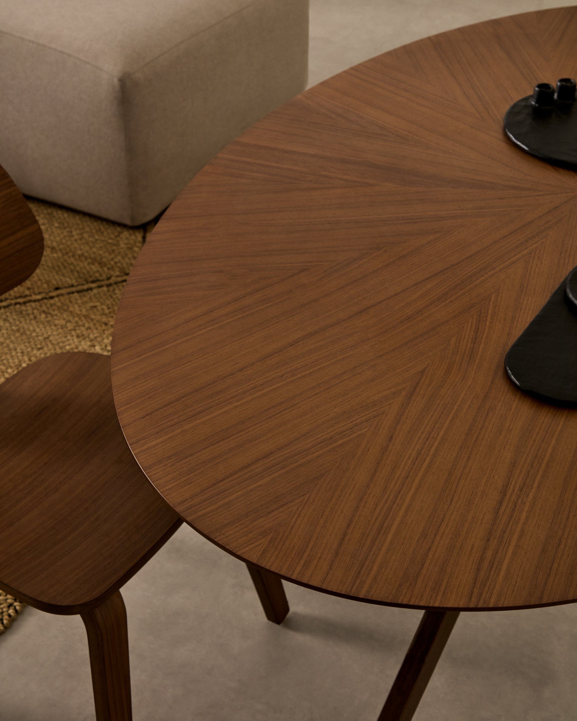 Naanim table in walnut veneer, 180 x 110 cm - Lifestyle