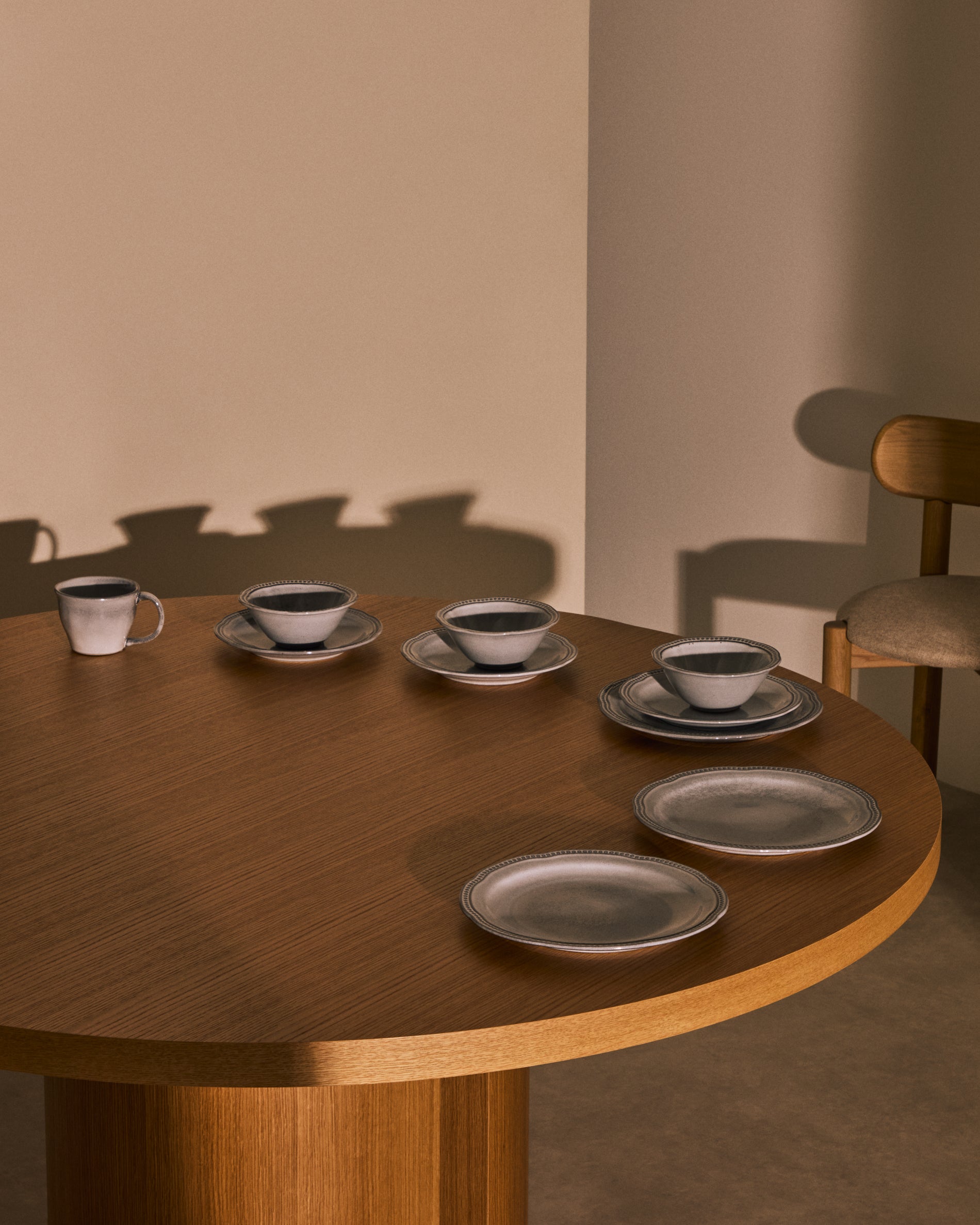 Blue ceramic Dovec flat plate - Lifestyle
