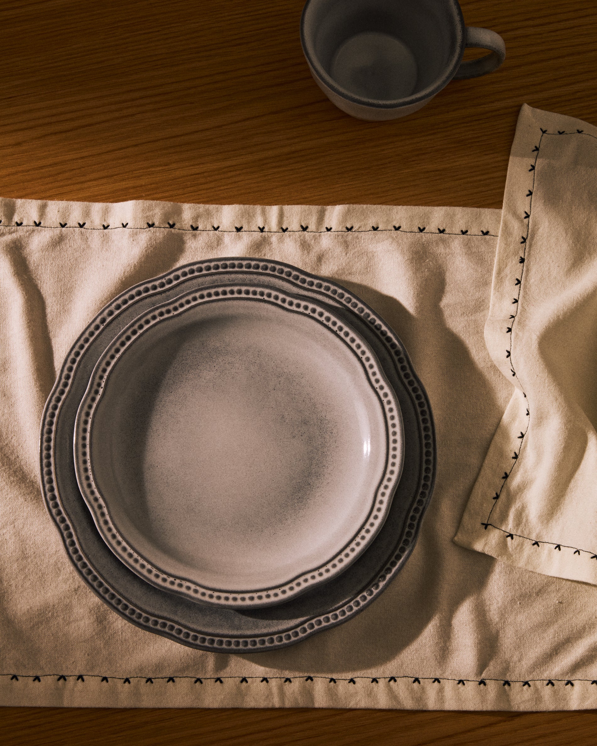 Blue ceramic Dovec flat plate - Lifestyle