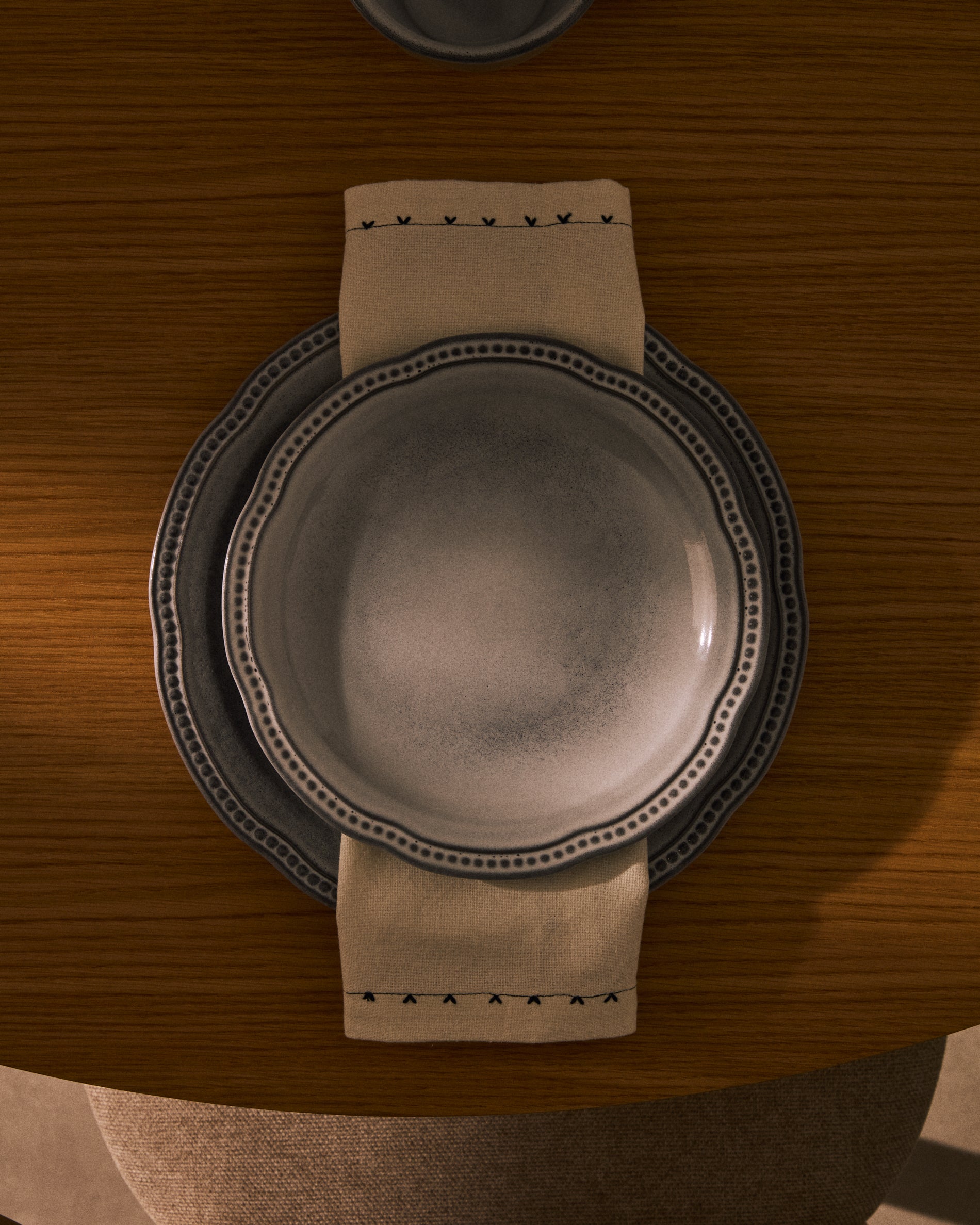 Blue ceramic Dovec dessert plate - Lifestyle