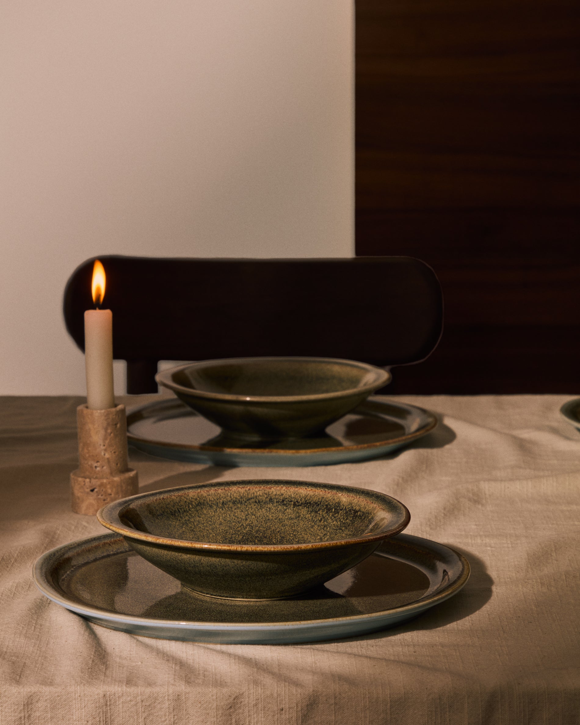Brown ceramic Coval flat plate - Lifestyle