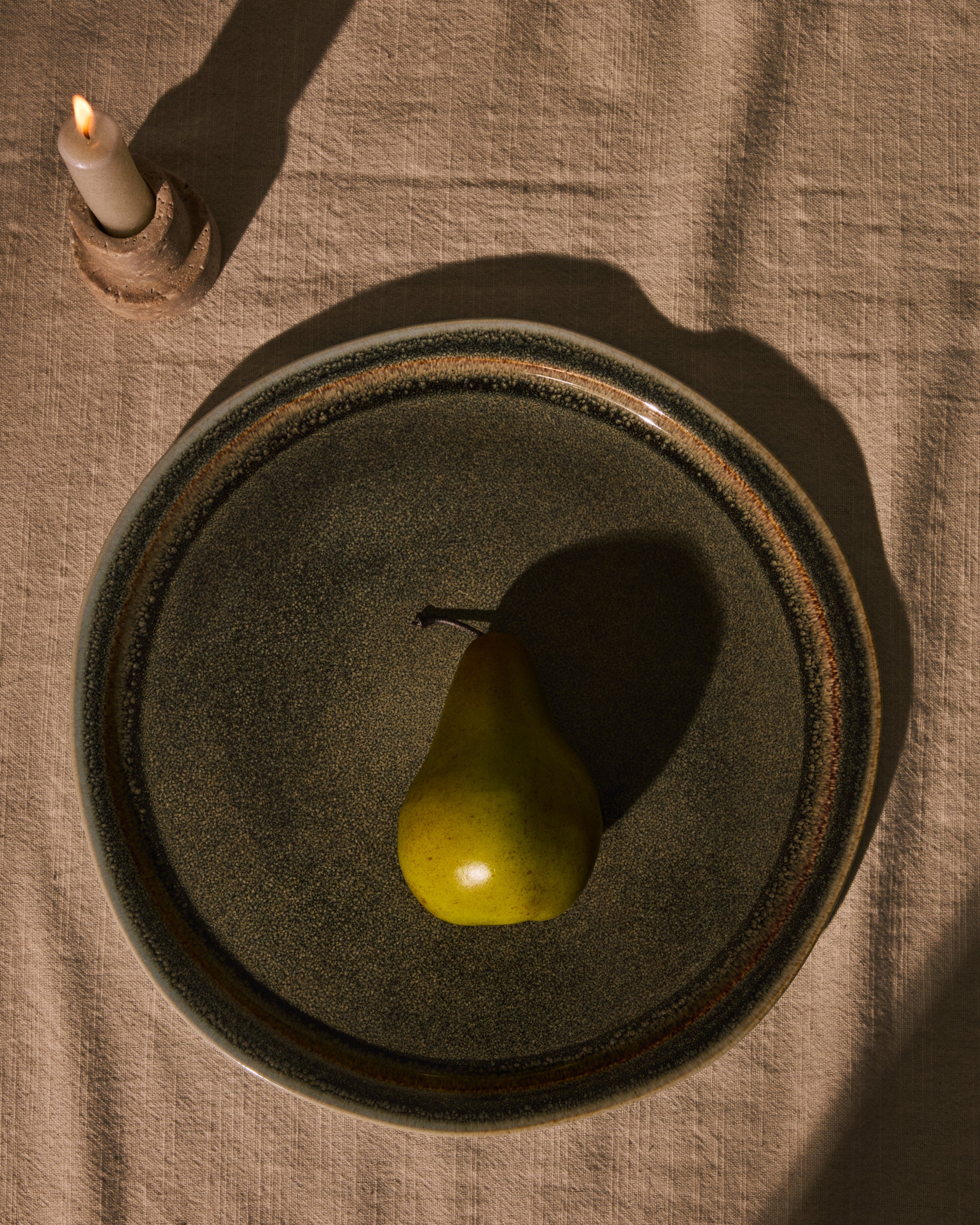 Brown ceramic Coval flat plate - Lifestyle