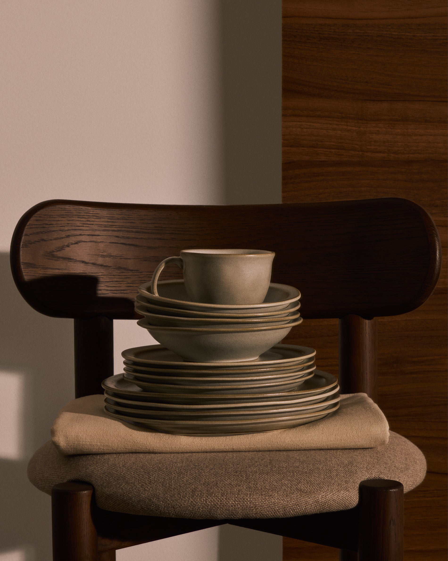White ceramic Coval dessert plate - Lifestyle