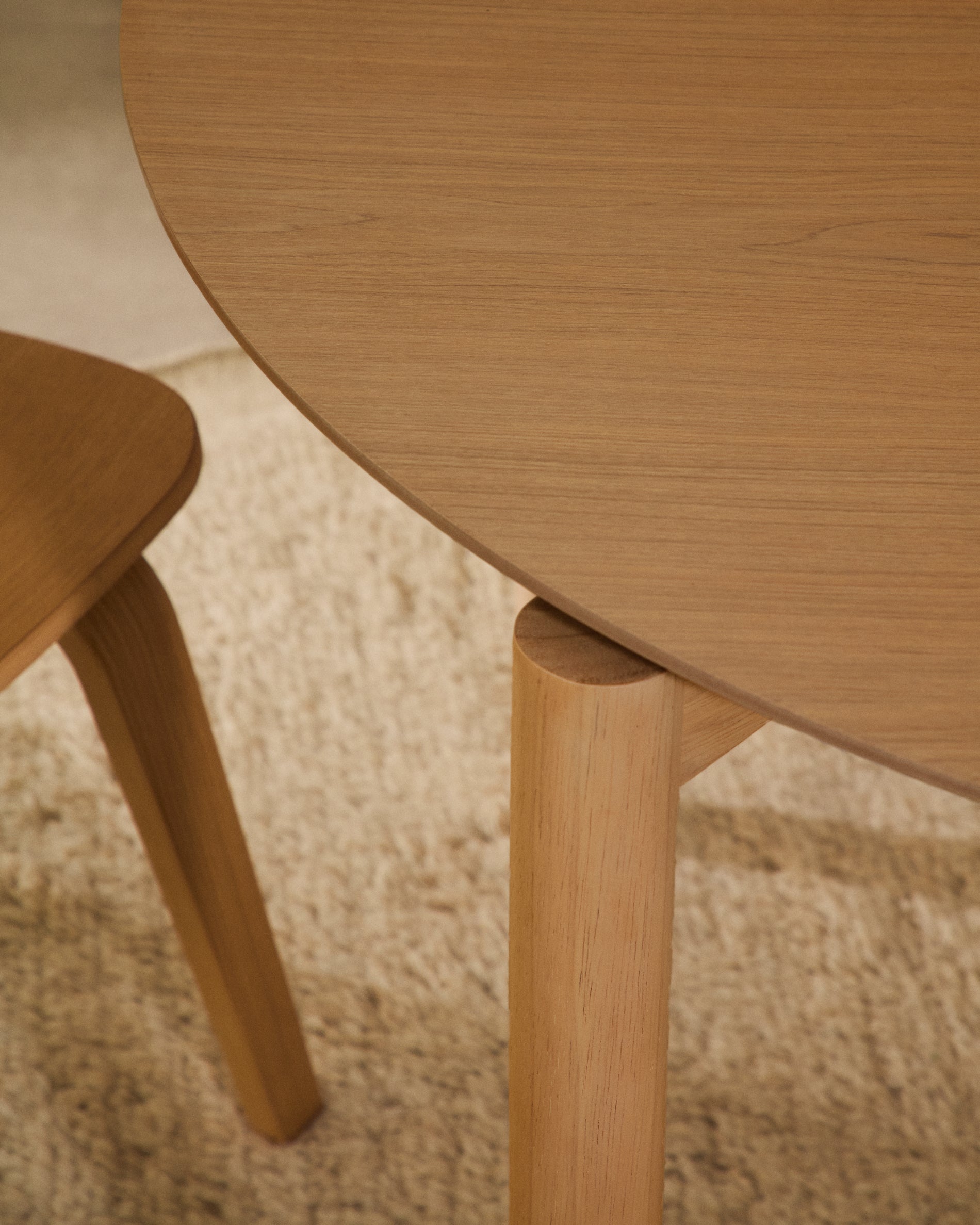 Indara round table in ash veneer with natural finish Ø110 cm - Lifestyle