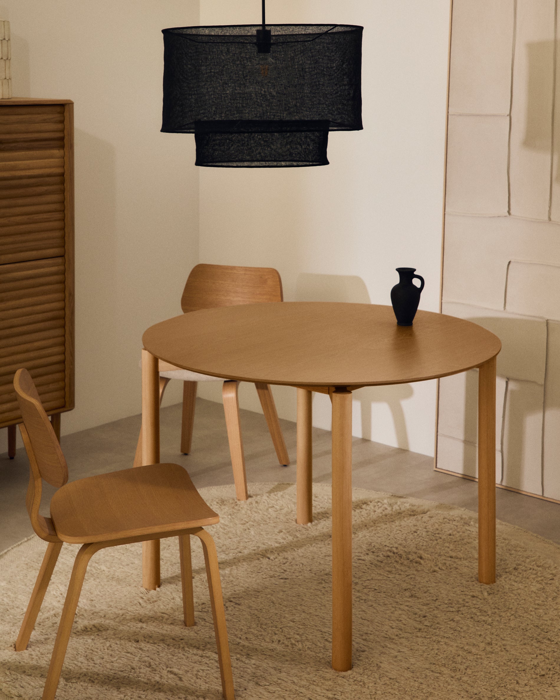 Indara round table in ash veneer with natural finish Ø110 cm - Lifestyle