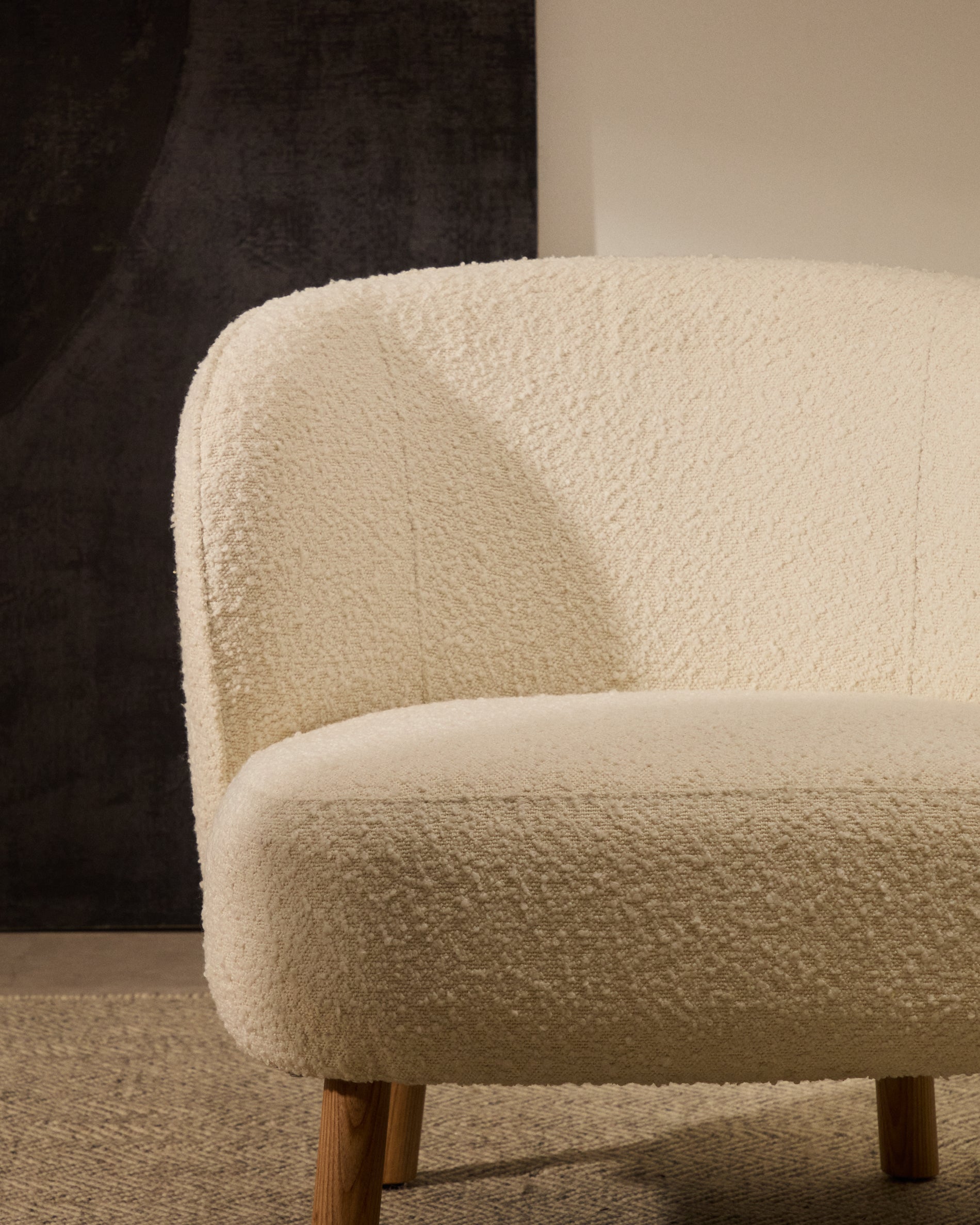 Ulit armchair in white bouclé with solid beech wood legs in a natural finish - Lifestyle