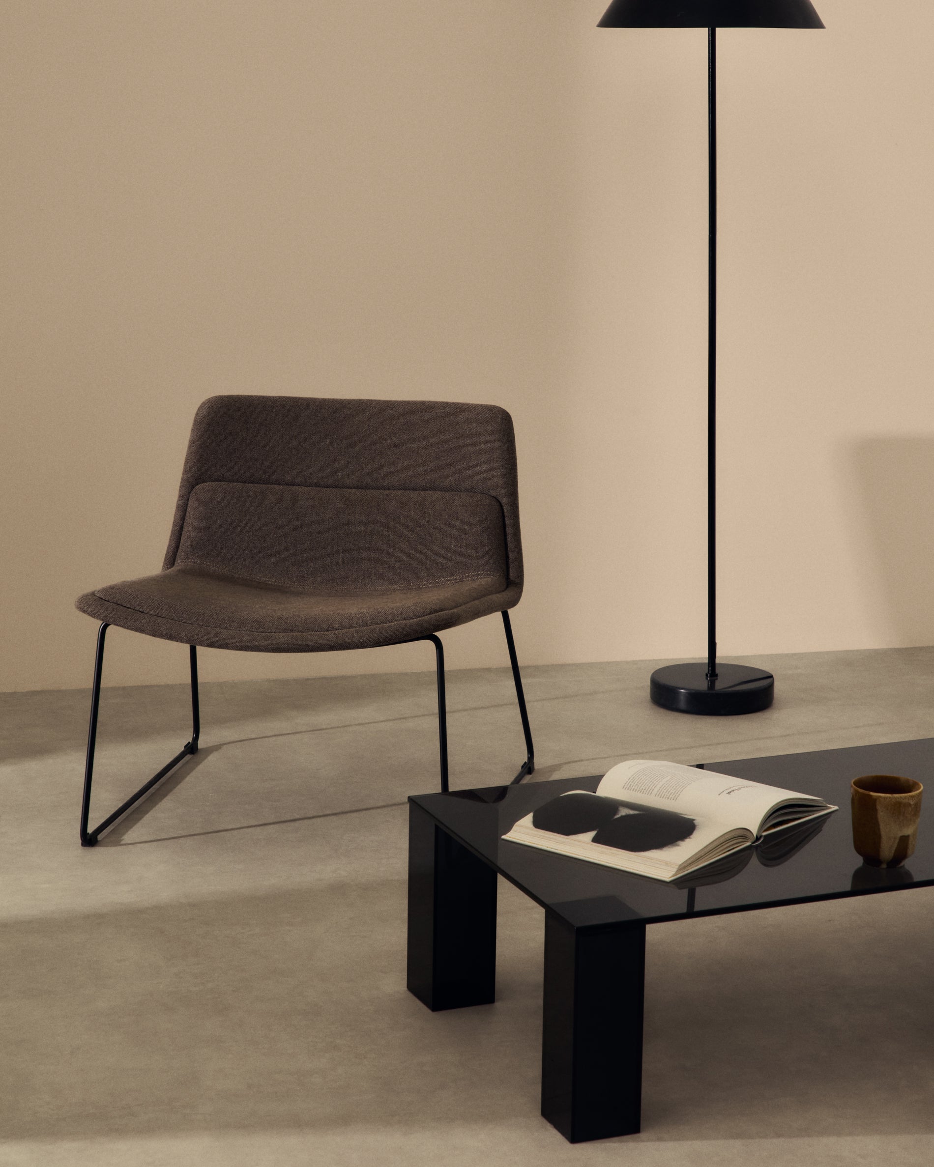 Zahara brown armchair and steel in a black finish, 100% FSC - Lifestyle