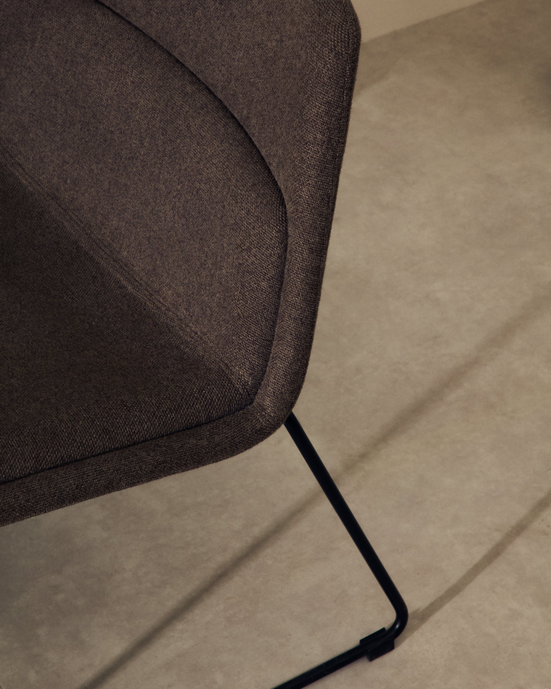 Zahara brown armchair and steel in a black finish, 100% FSC - Lifestyle