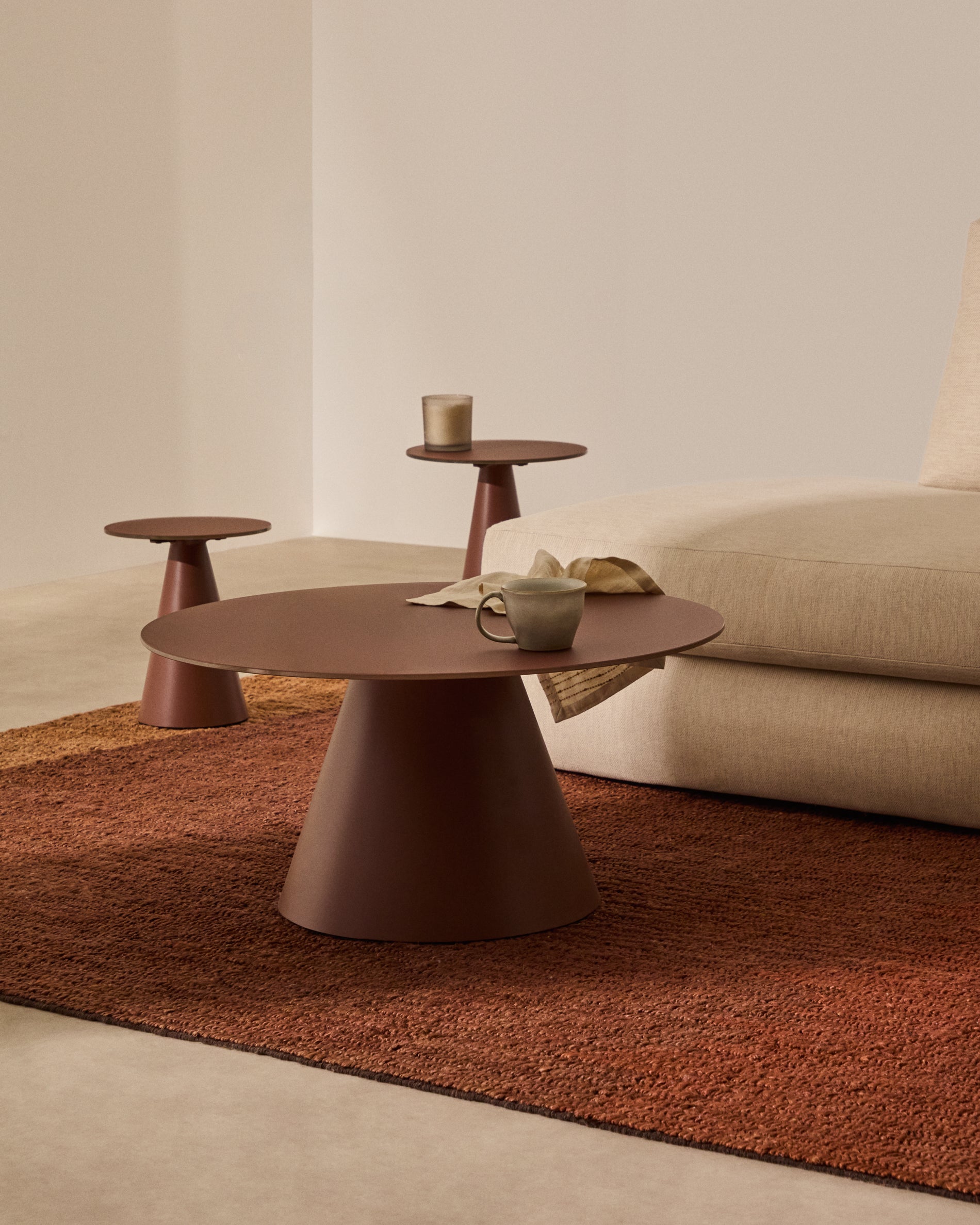 Wilshire coffee table with frosted tempered glass and matt terracotta painted steel finish Ø80cm - Lifestyle