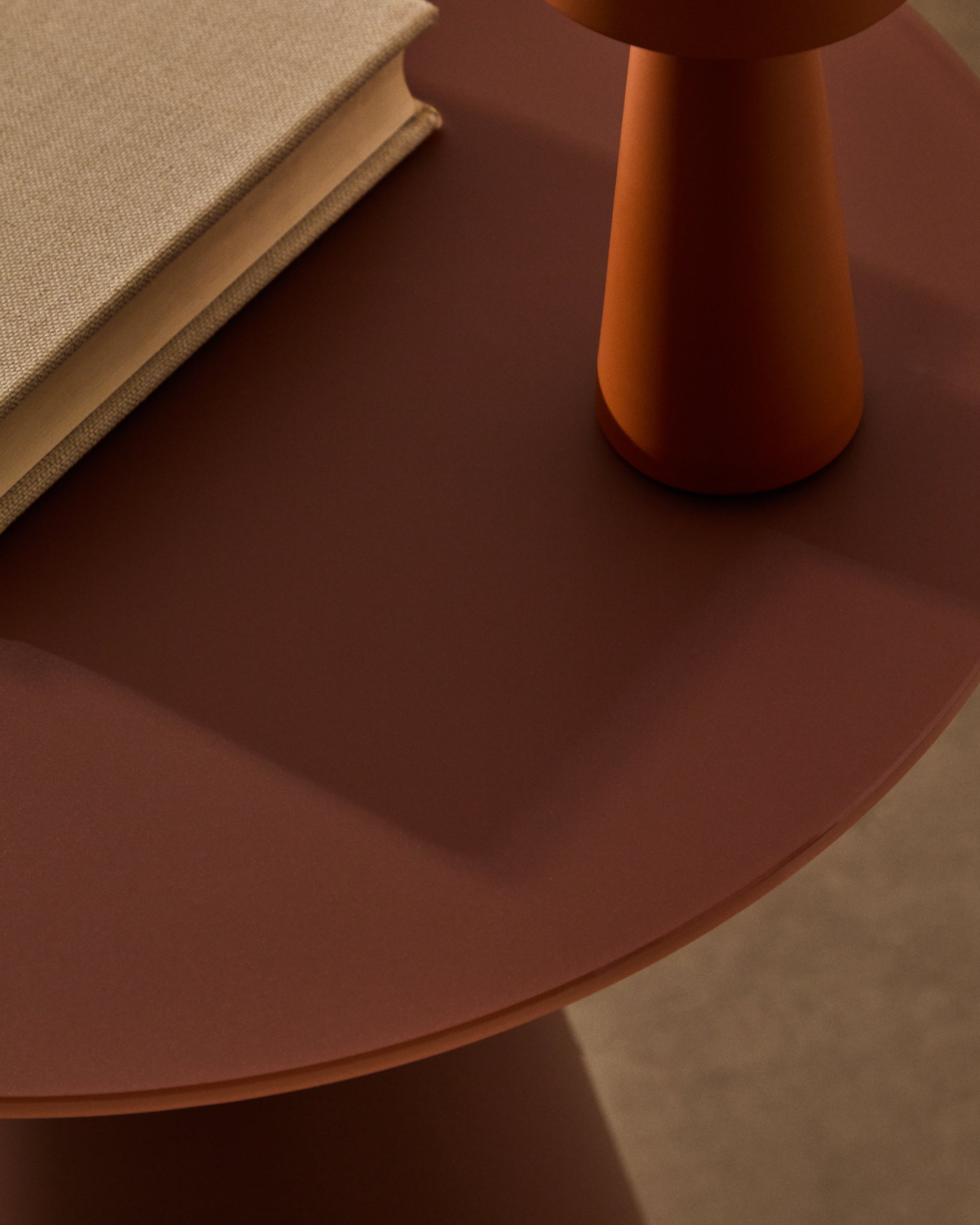 Wilshire side table with frosted tempered glass and matt terracotta painted steel finish Ø50cm - Lifestyle