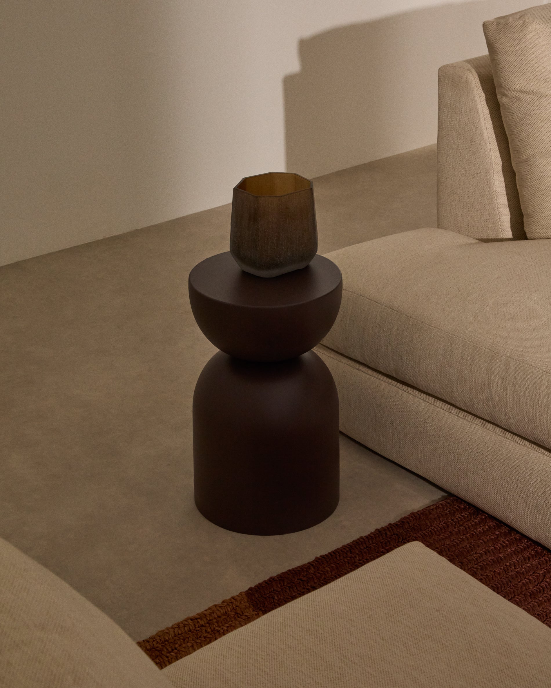 Side table Rachell made of metal with a purple painted finish Ø30 cm - Lifestyle