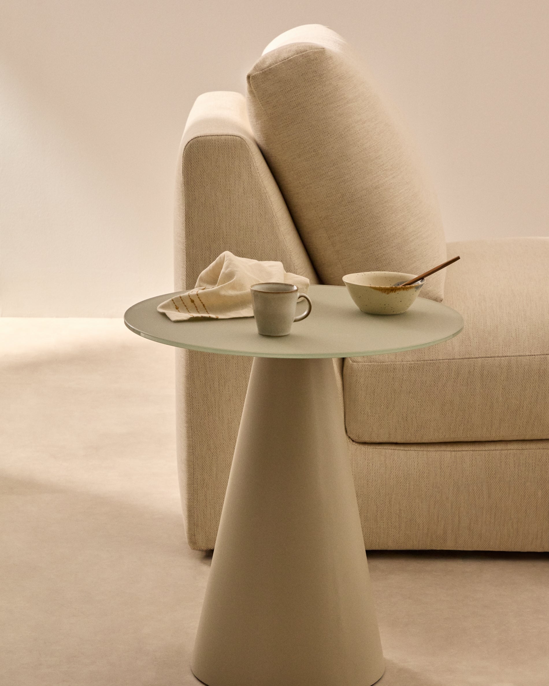 Wilshire tempered glass and metal side table with a matte grey finish, Ø 50 cm - Lifestyle