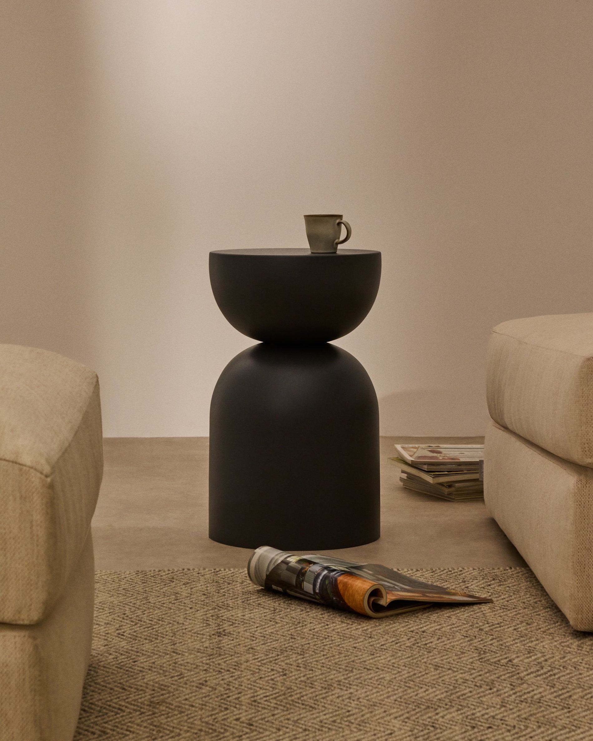 Side table Rachell made of metal with a grey painted finish Ø30 cm - Lifestyle