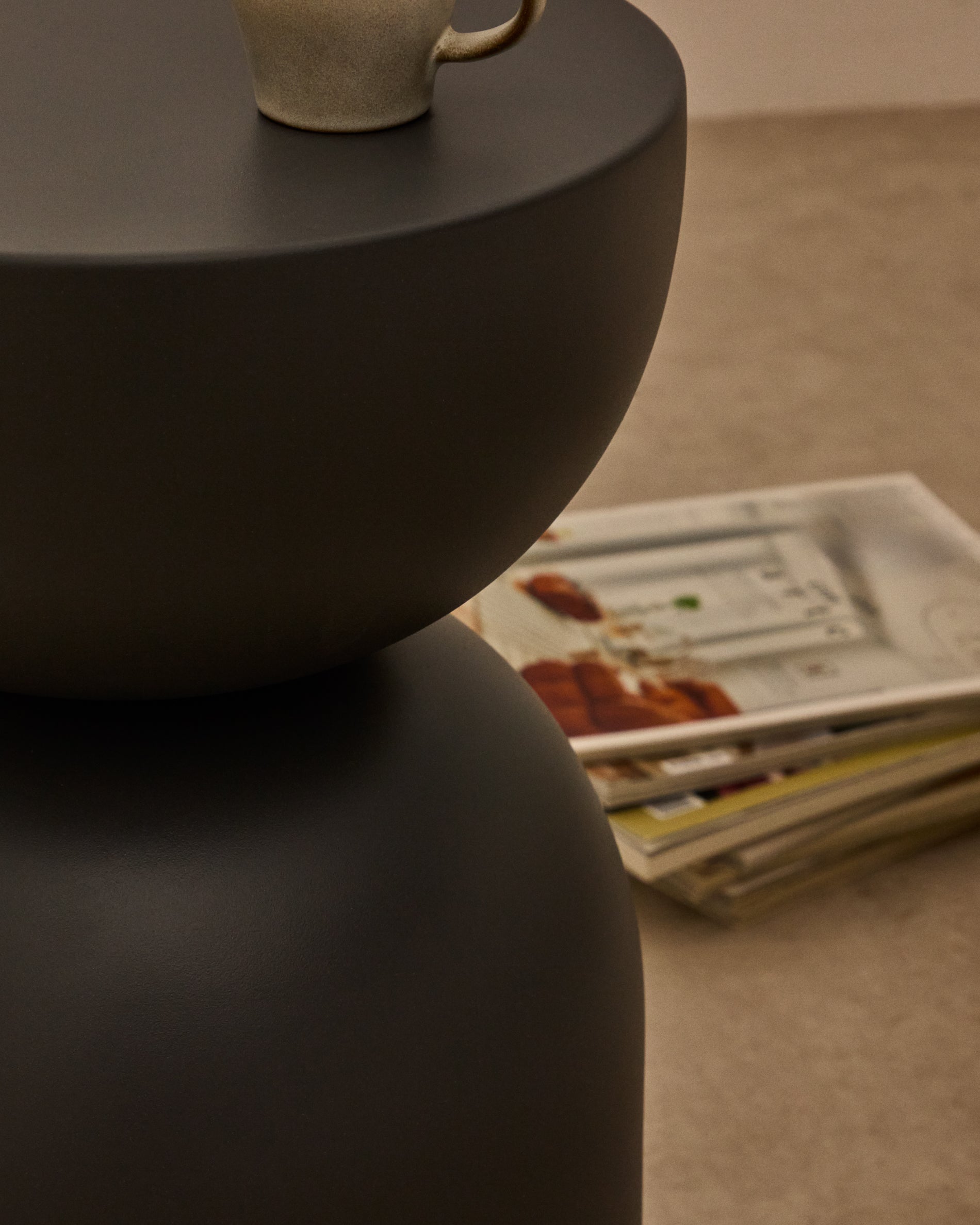Side table Rachell made of metal with a grey painted finish Ø30 cm - Lifestyle