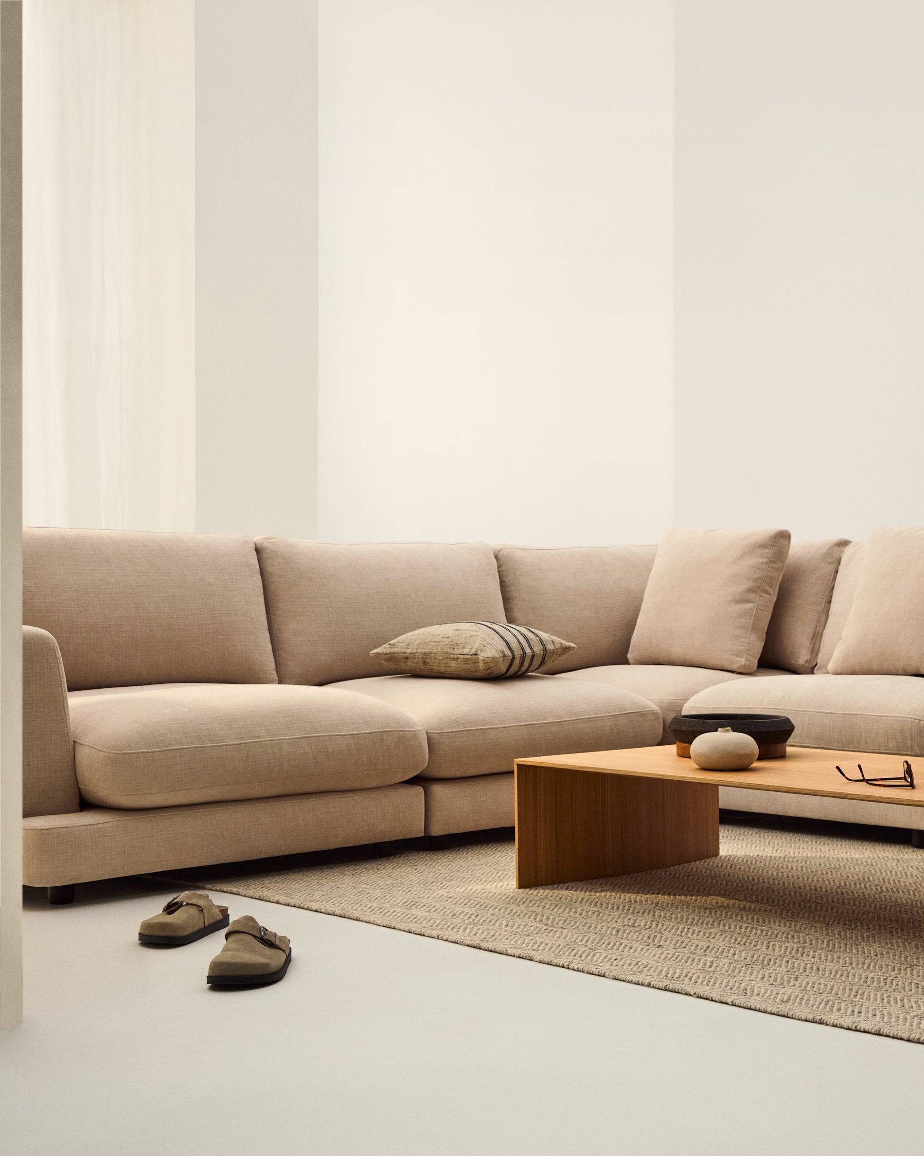 Gala 6-seater corner sofa in beige chenille FSC Mix Credit 300 x 300cm - Lifestyle
