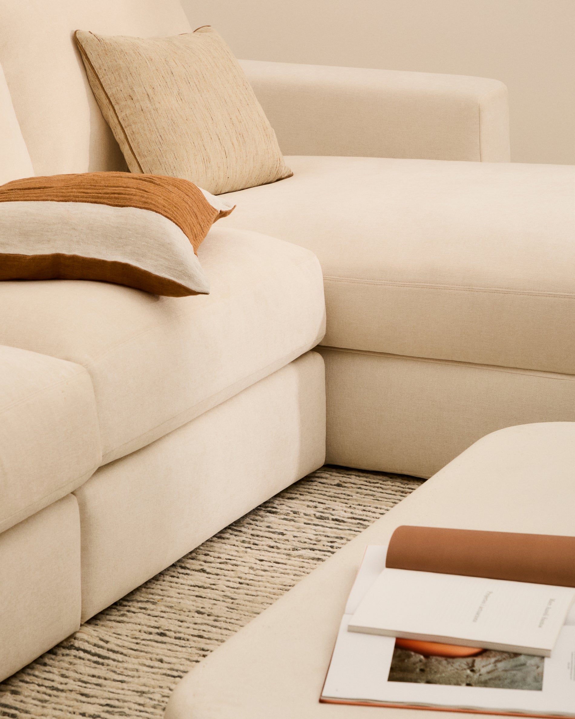 Alea ecru chenille 4-seater modular sofa with right chaise longue and removable cover 310cm - Lifestyle