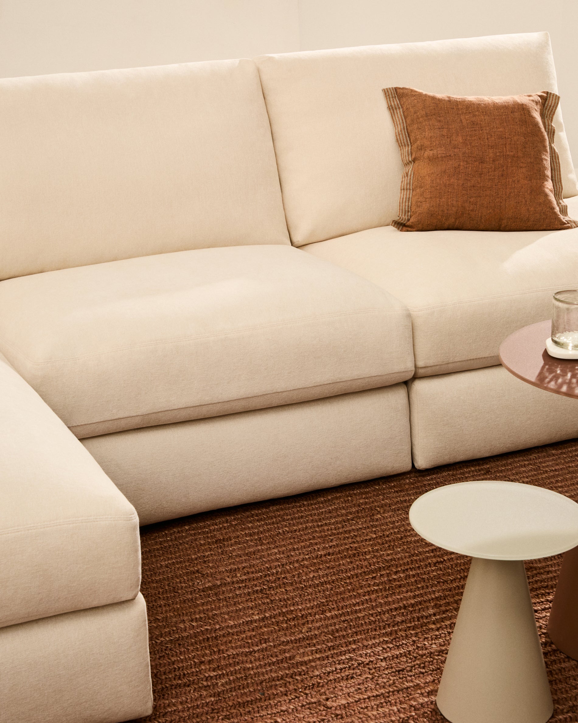 Alea ecru chenille 5-seater modular sofa with left chaise longue and removable cover 340cm - Lifestyle