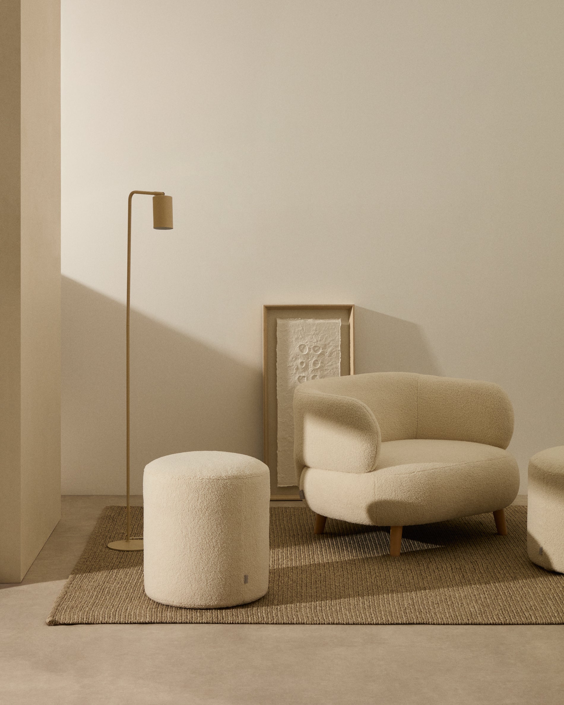 Kaeli footrest with removable cover in ecru bouclé Ø 43 cm - Lifestyle