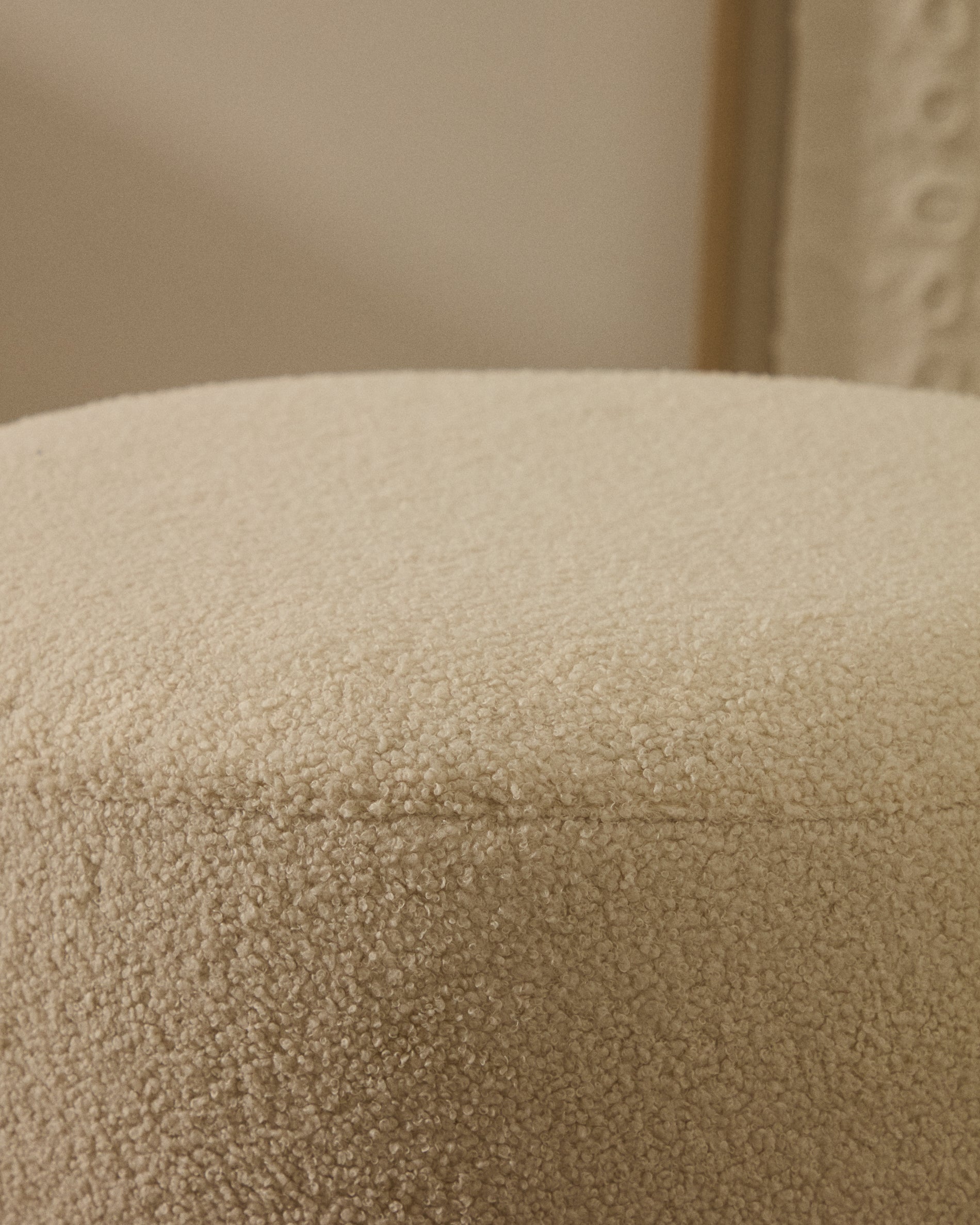 Kaeli footrest with removable cover in ecru bouclé Ø 60 cm - Lifestyle