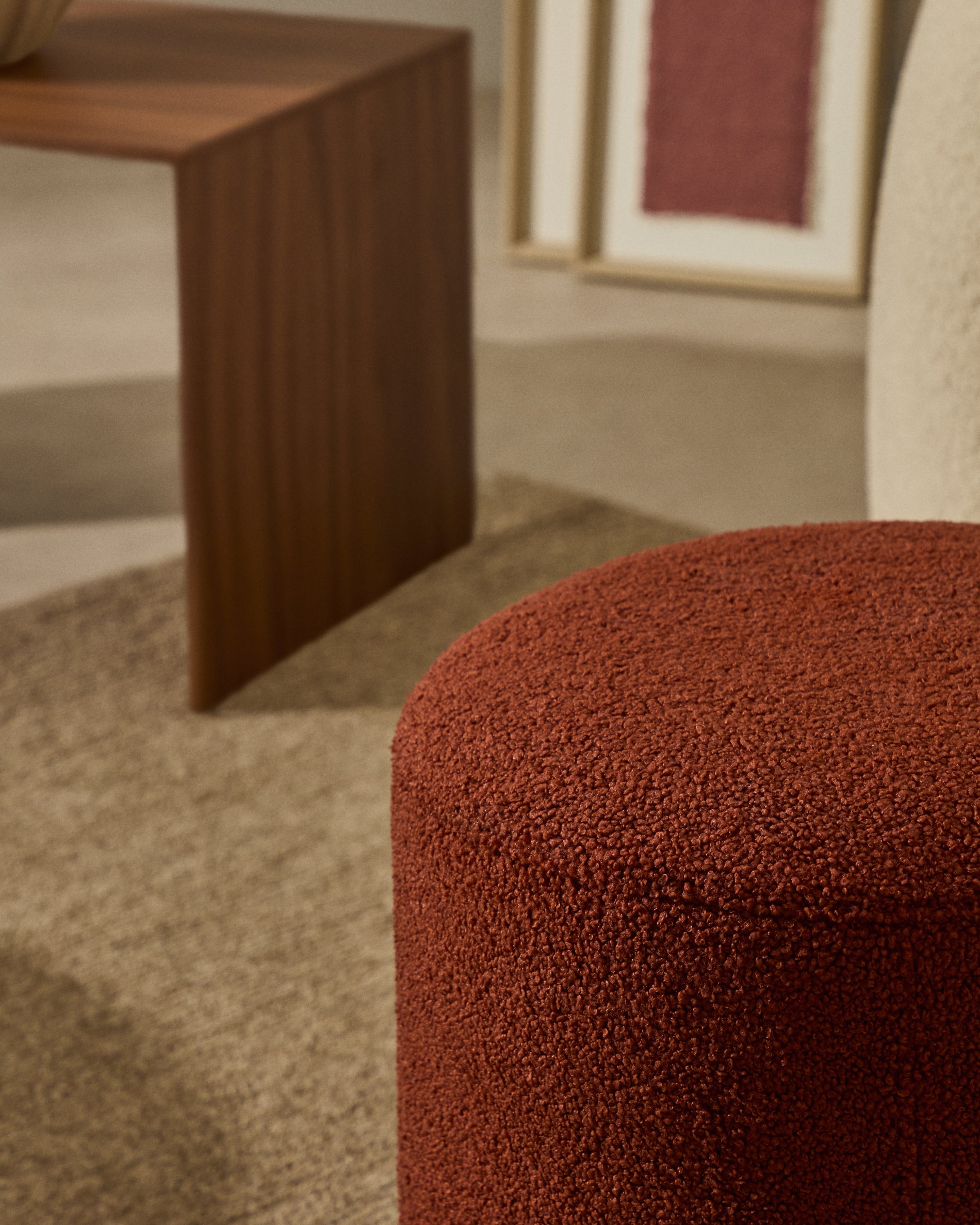 Kaeli footrest with removable cover in terracotta bouclé Ø 43 cm - Lifestyle