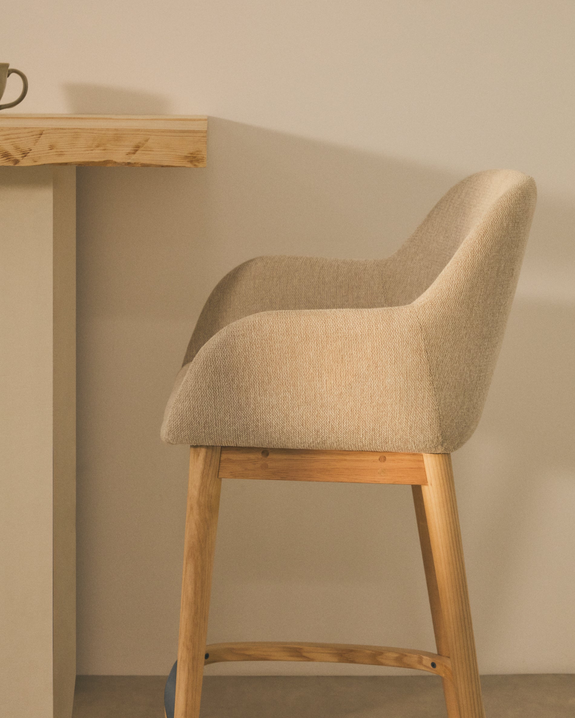 Konna stool in beige and solid ash wood legs in a light finish, 65 cm - Lifestyle