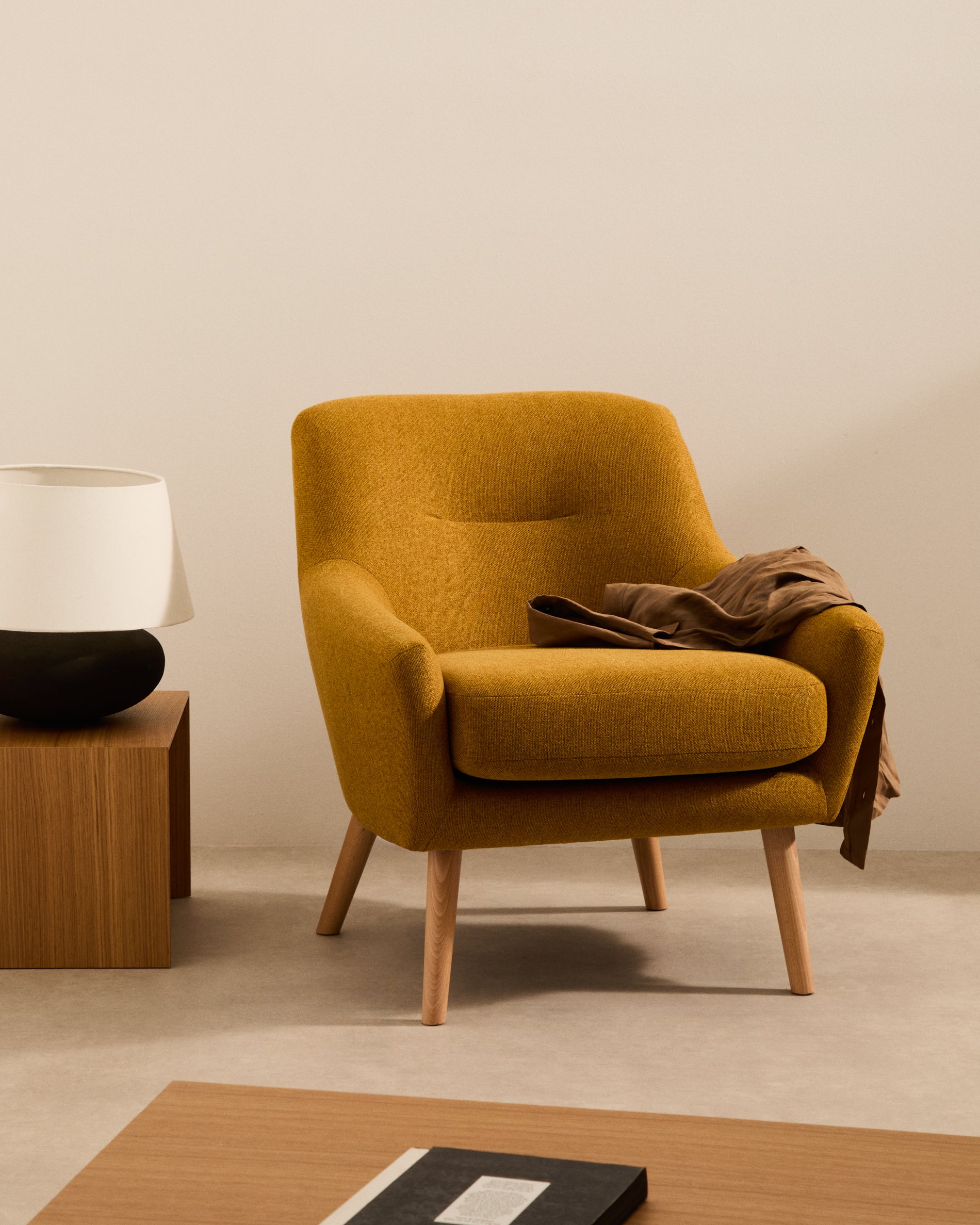 Candela mustard-coloured armchair - Lifestyle