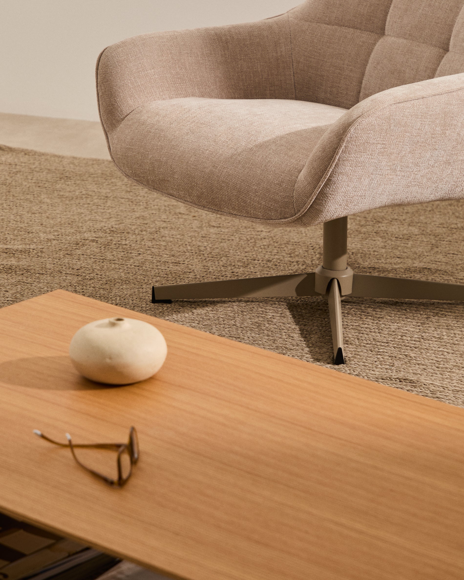 Teryl swivel beige chenille armchair with grey-finished metal, FSC 100% - Lifestyle