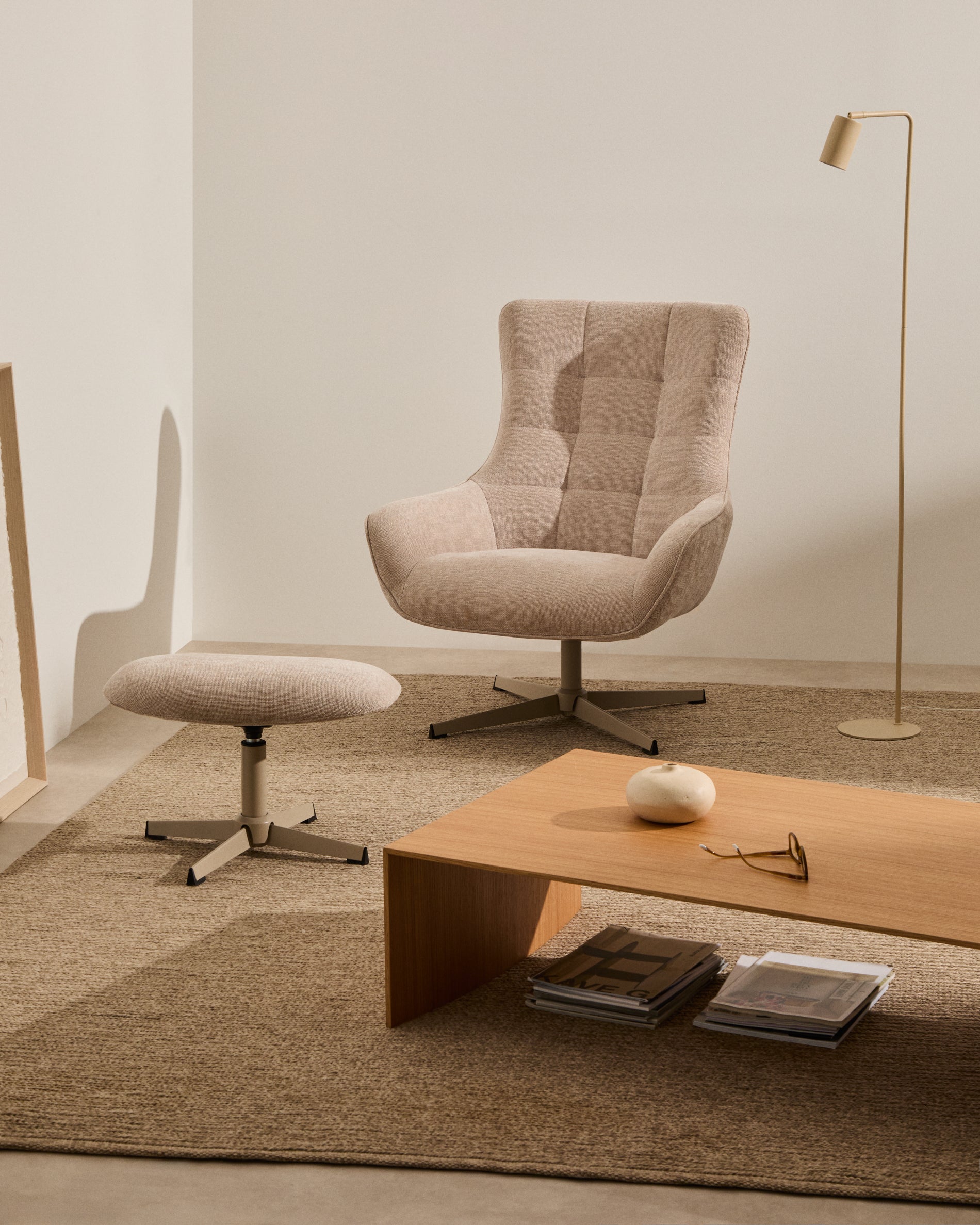 Teryl swivel beige chenille armchair with grey-finished metal, FSC 100% - Lifestyle