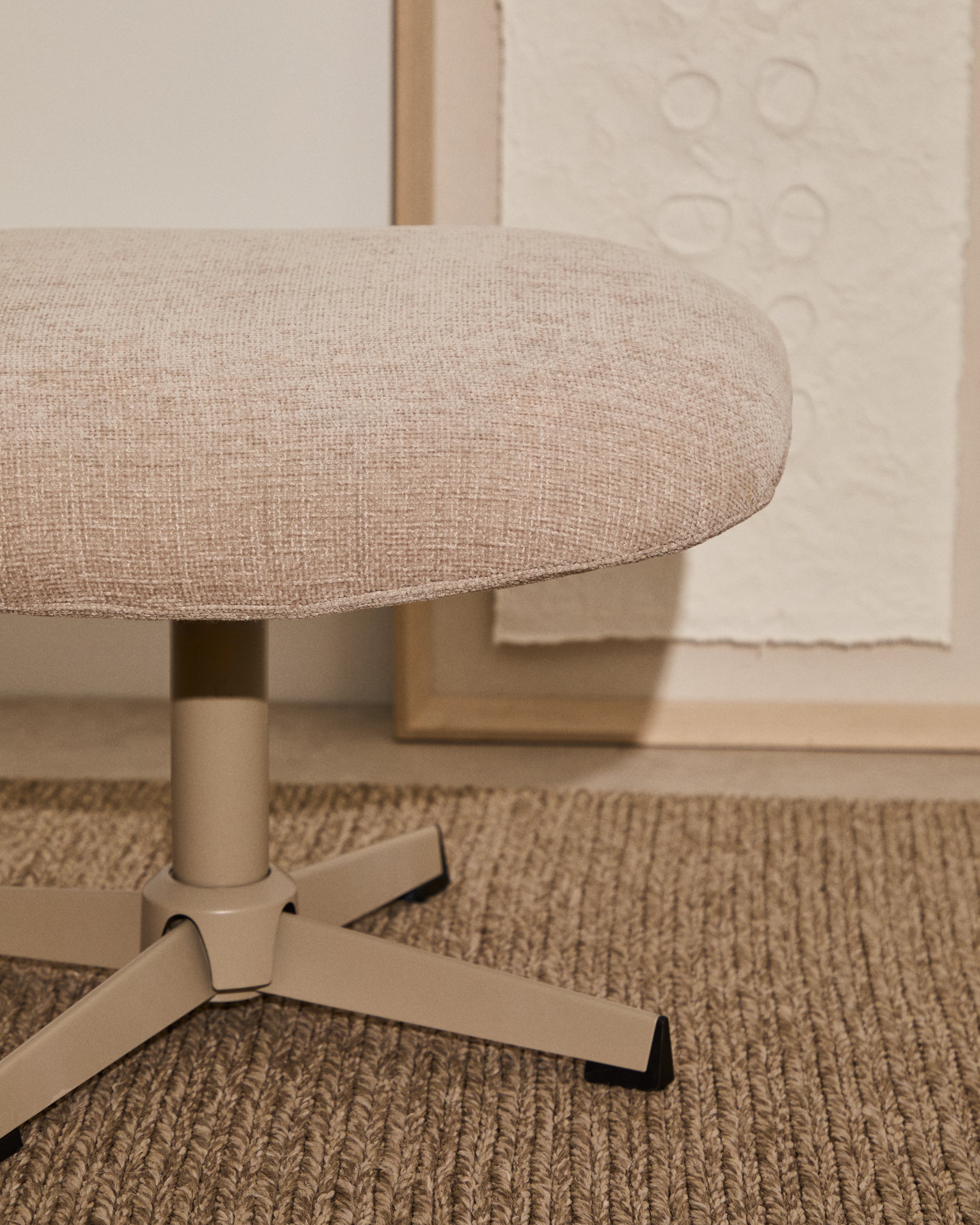 Teryl beige chenille footrest with grey-finished metal, FSC 100% - Lifestyle