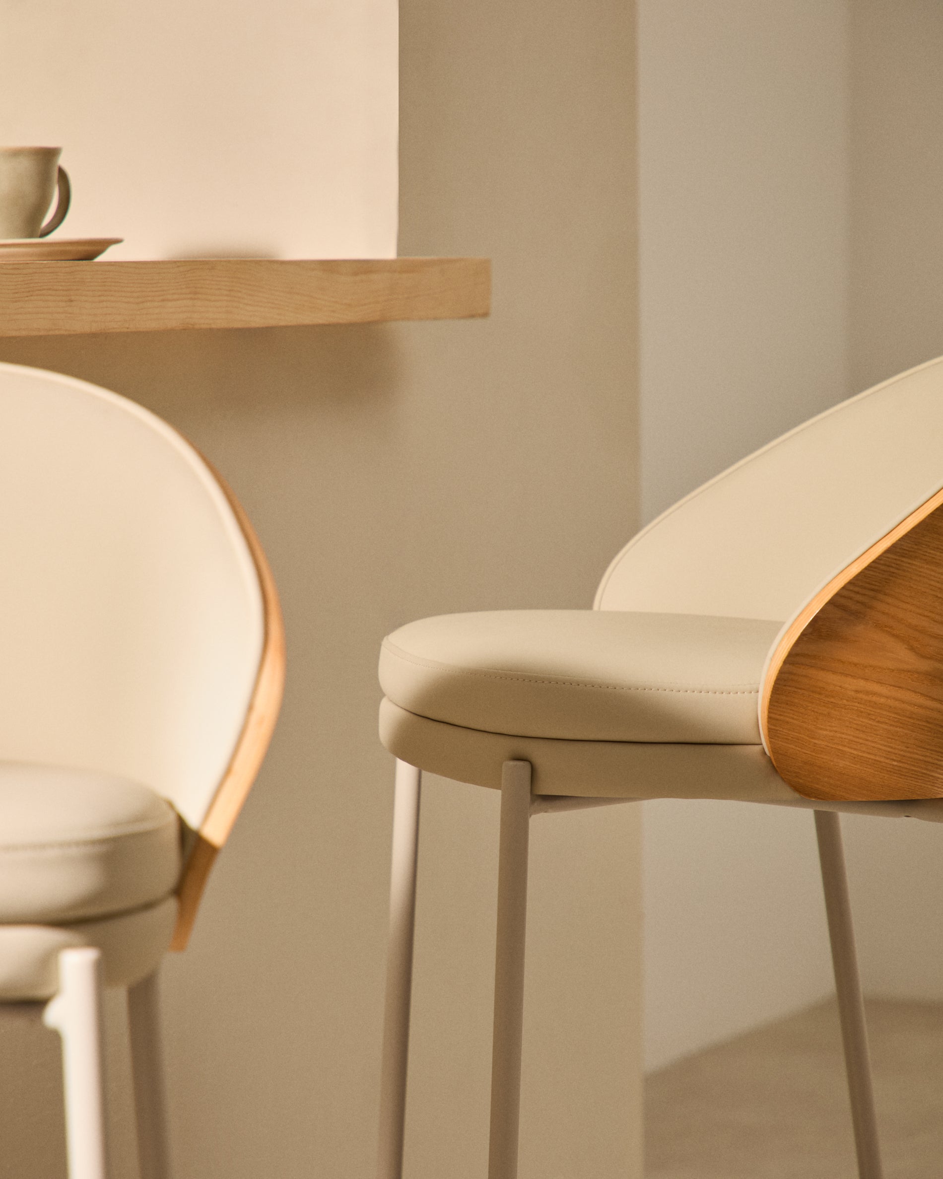 Eamy stool in beige faux leather, natural finish ash veneer and beige metal 65cm - Lifestyle