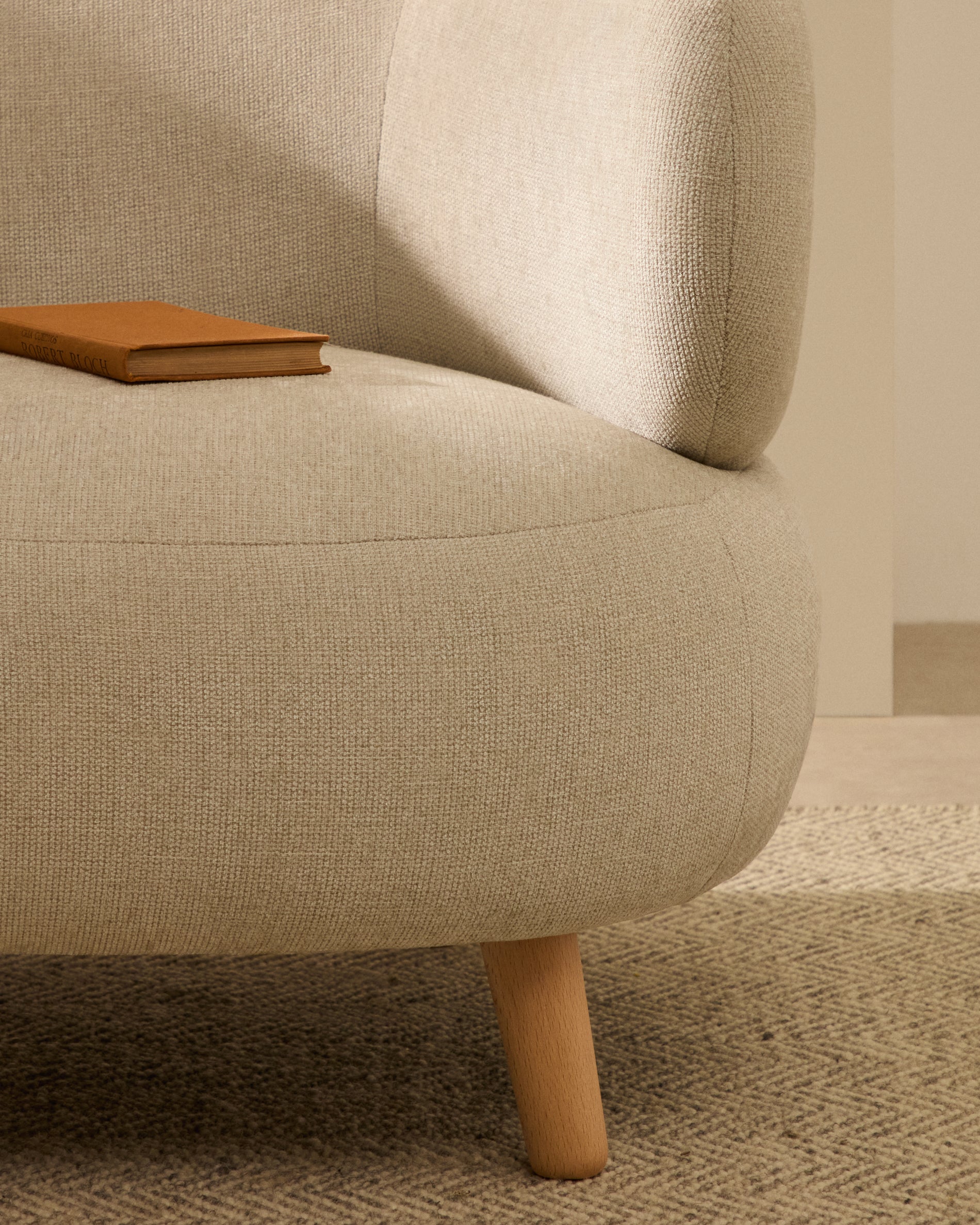 Luisa armchair in chenille pearl with solid beech wood legs 90 cm - Lifestyle