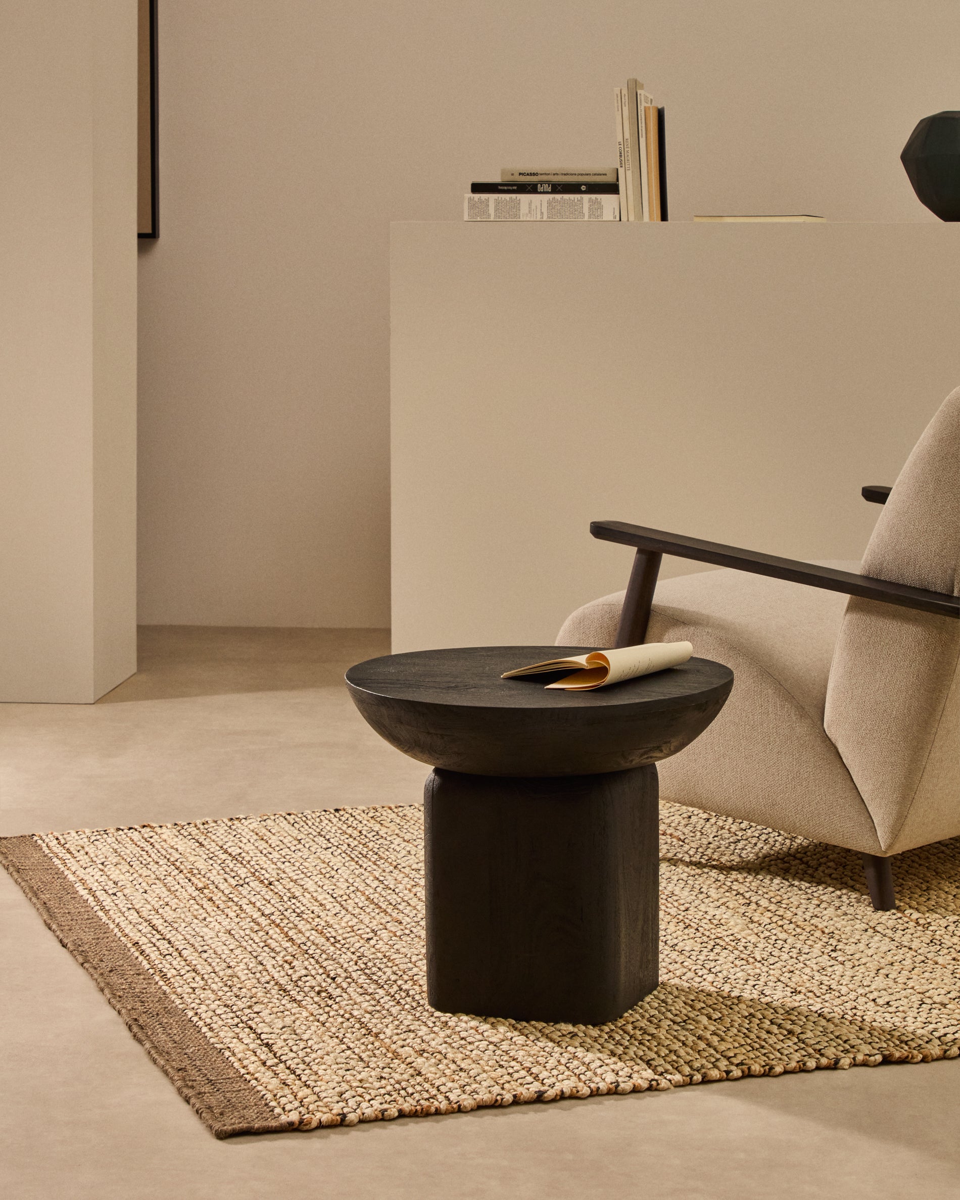 Ovak side table in solid acacia wood with black finish FSC 100% Ø50cm - Lifestyle