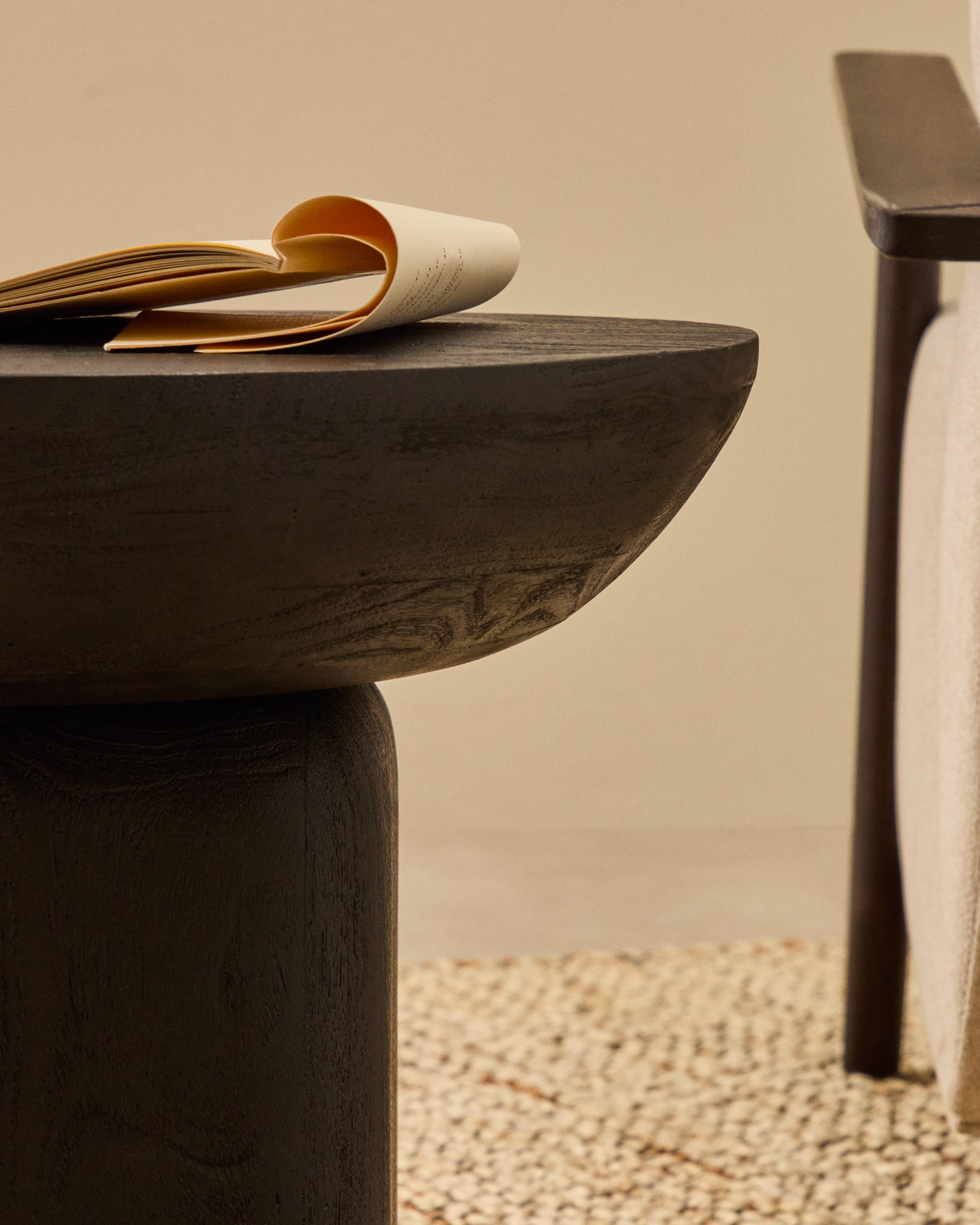 Ovak side table in solid acacia wood with black finish FSC 100% Ø50cm - Lifestyle