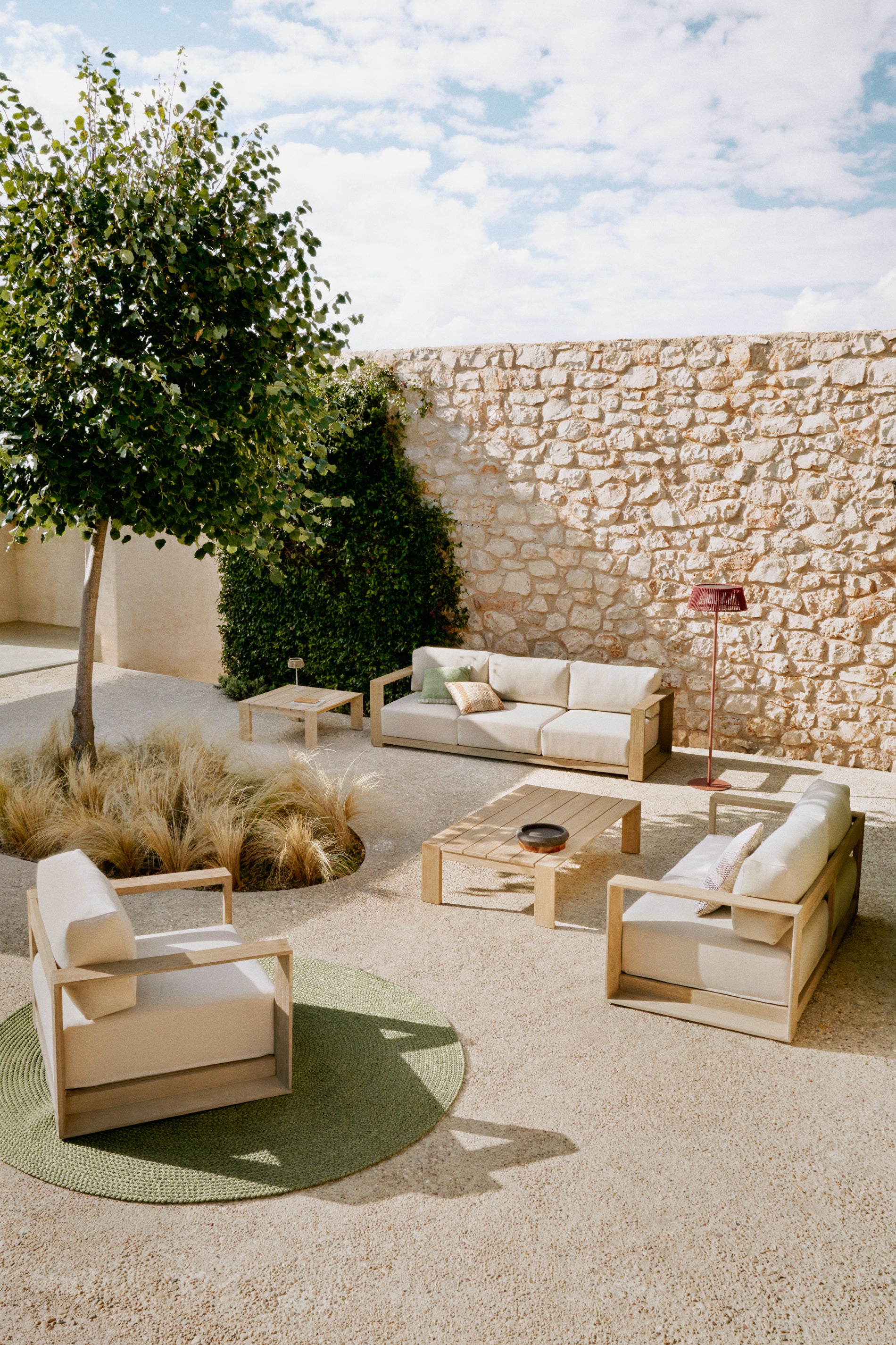 Ambra armchair in solid acacia wood with light finish FSC 100% - Lifestyle