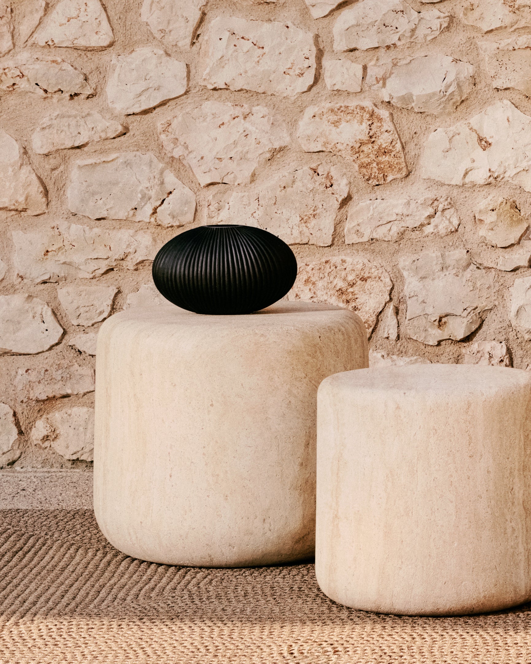 Drasi cement side table with travertine-effect finish Ø60cm - Lifestyle