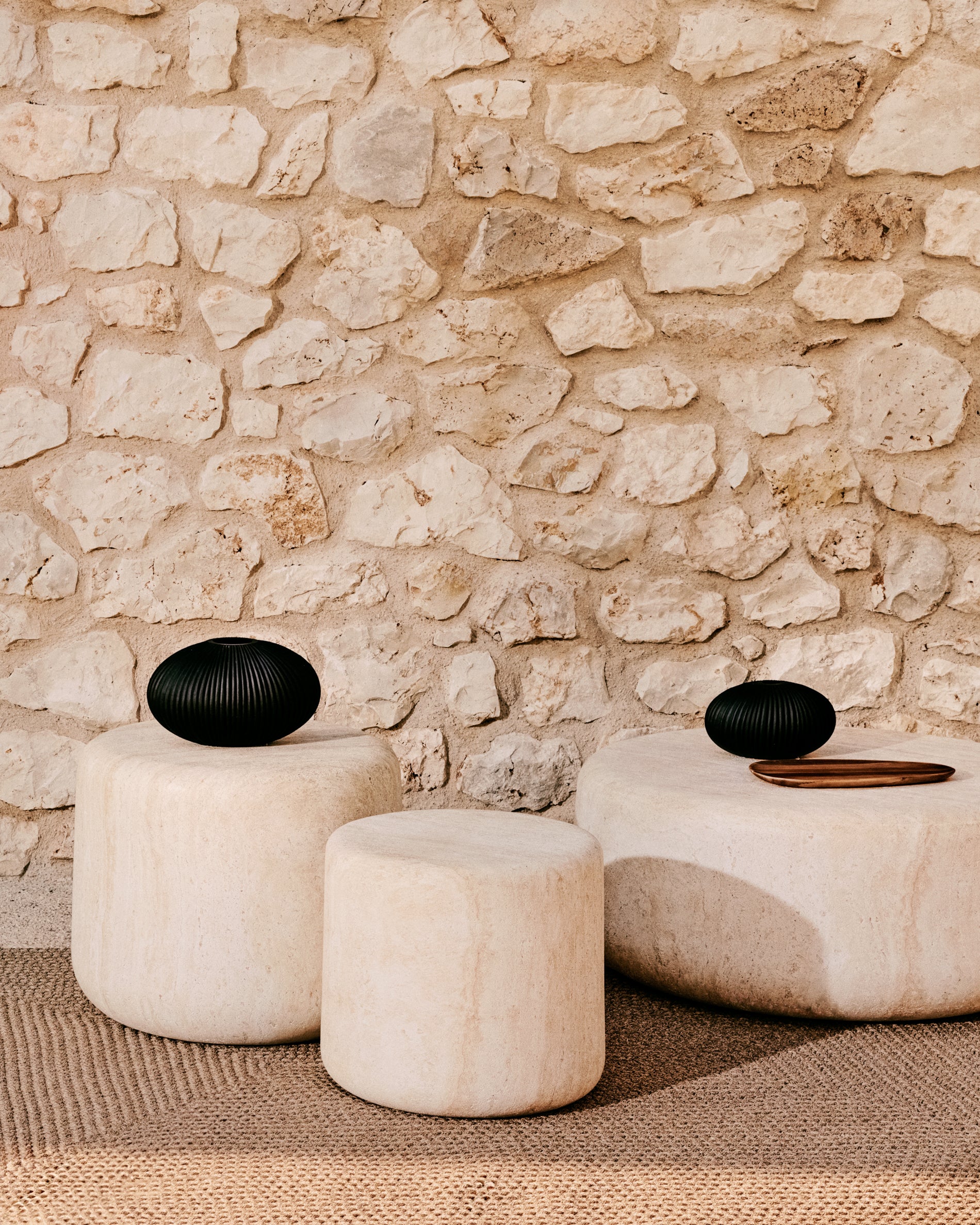Drasi cement side table with travertine-effect finish Ø60cm - Lifestyle