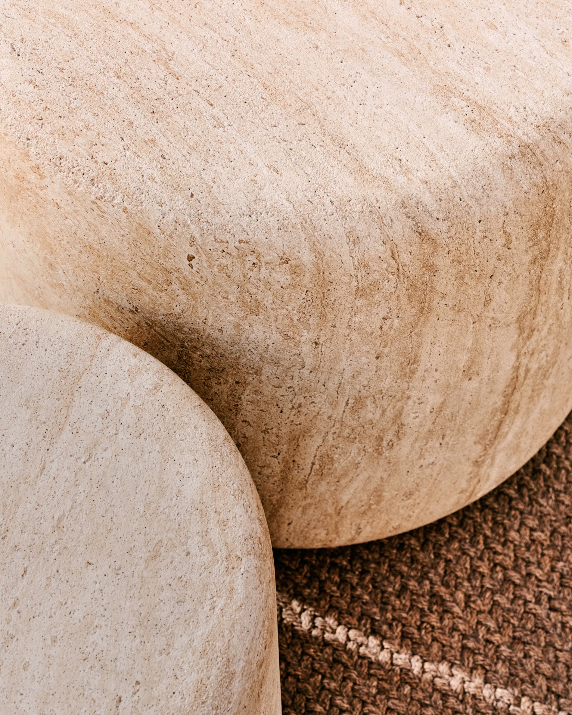 Drasi cement side table with travertine-effect finish Ø60cm - Lifestyle