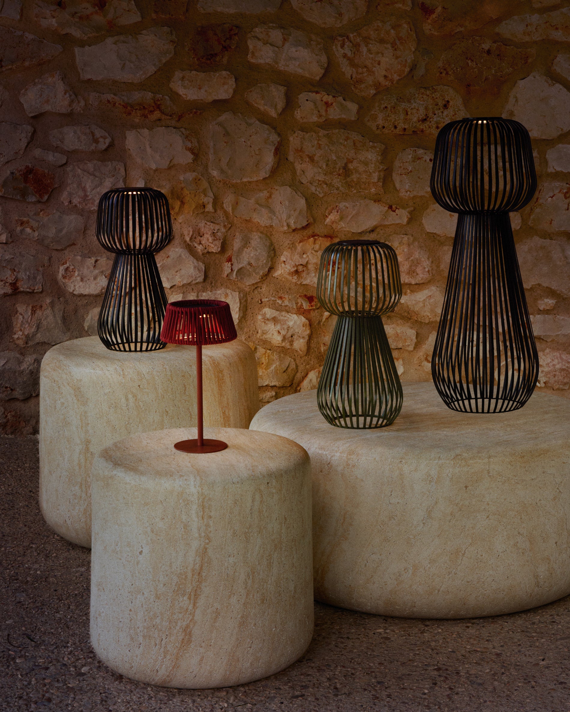 Reiba green metal solar table lamp - Lifestyle