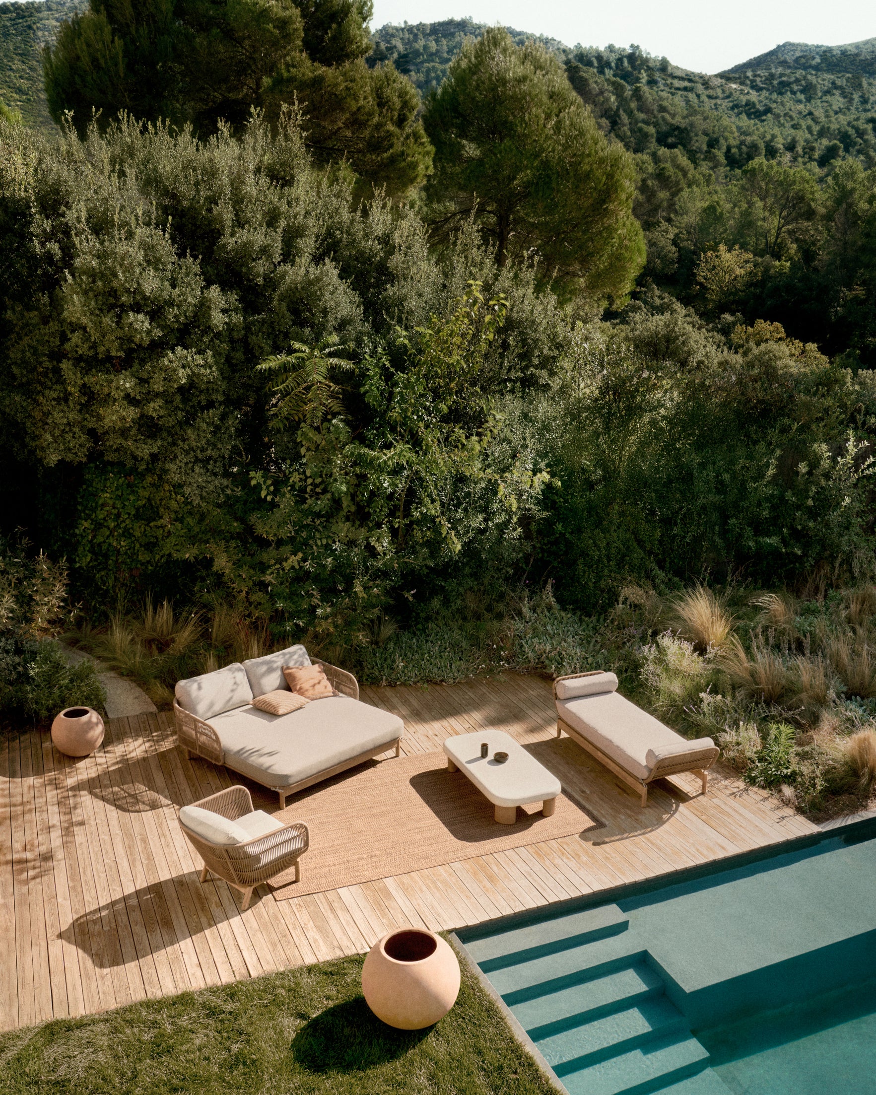 Catalina armchair made with beige rope and FSC solid acacia wood - Lifestyle